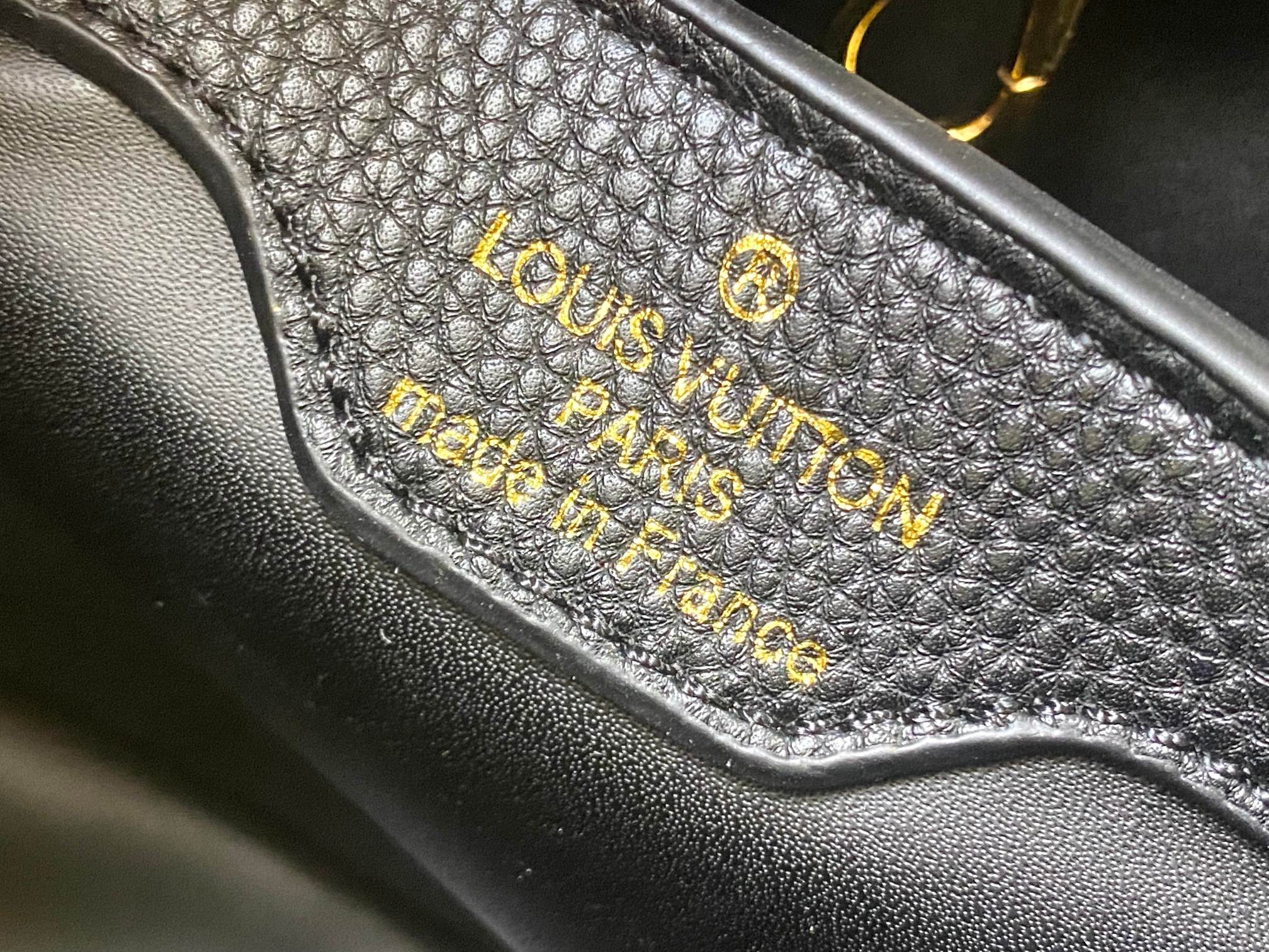 升级版 M20844黑粉花卉三拼
本款 Cap-ucines BB 手袋取材 Taurillon 皮革，