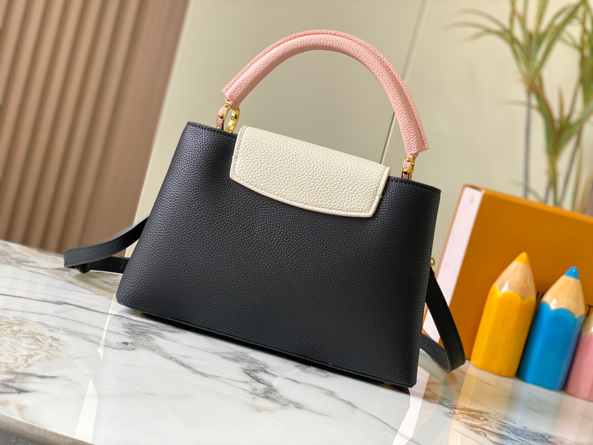 升级版 M20708黑粉花卉三拼
Cap-ucines 中号手袋沐浴新季洗礼：金属 Monogram 花