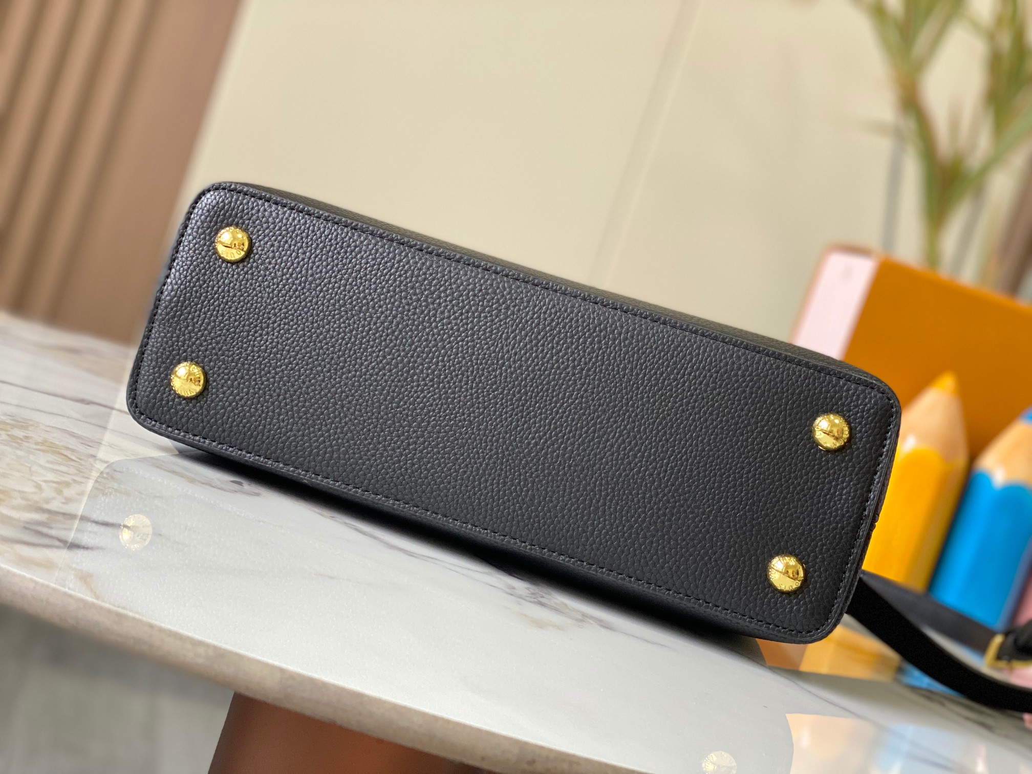 升级版 M20708黑粉花卉三拼
Cap-ucines 中号手袋沐浴新季洗礼：金属 Monogram 花