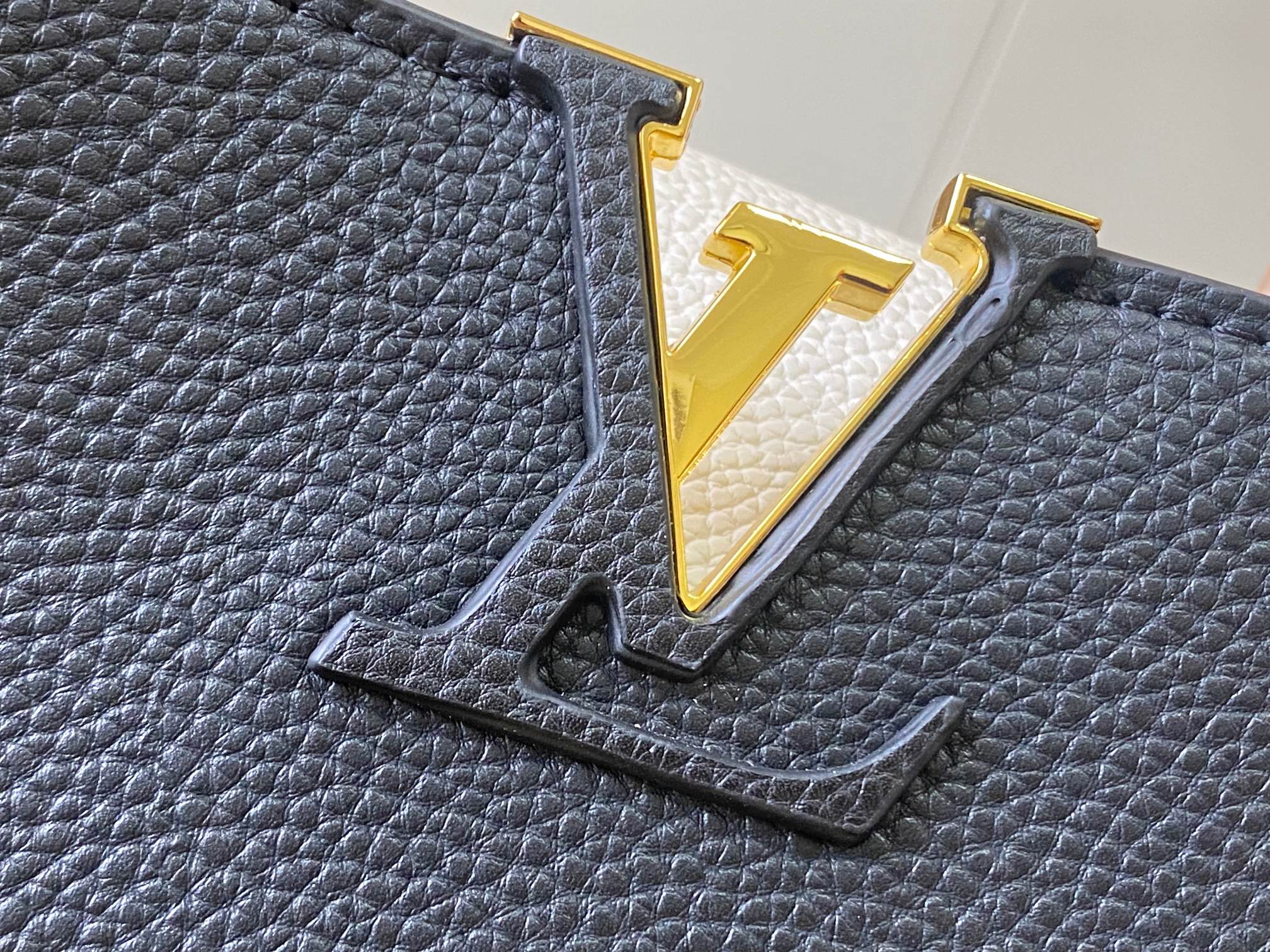 升级版 M20708黑粉花卉三拼
Cap-ucines 中号手袋沐浴新季洗礼：金属 Monogram 花