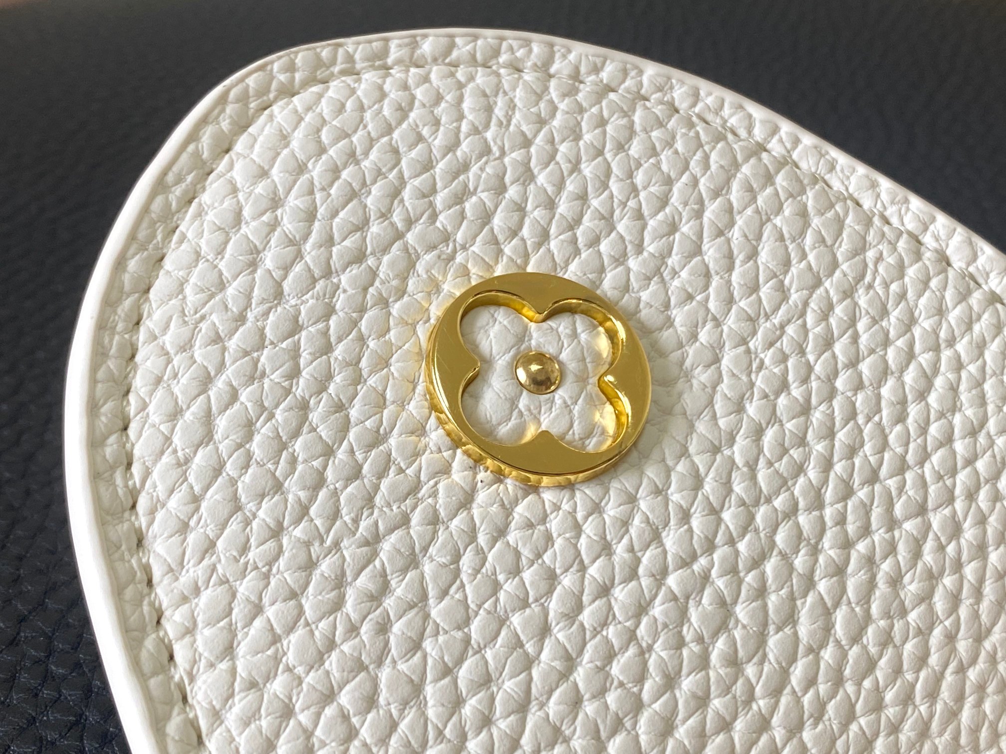 升级版 M20708黑粉花卉三拼
Cap-ucines 中号手袋沐浴新季洗礼：金属 Monogram 花