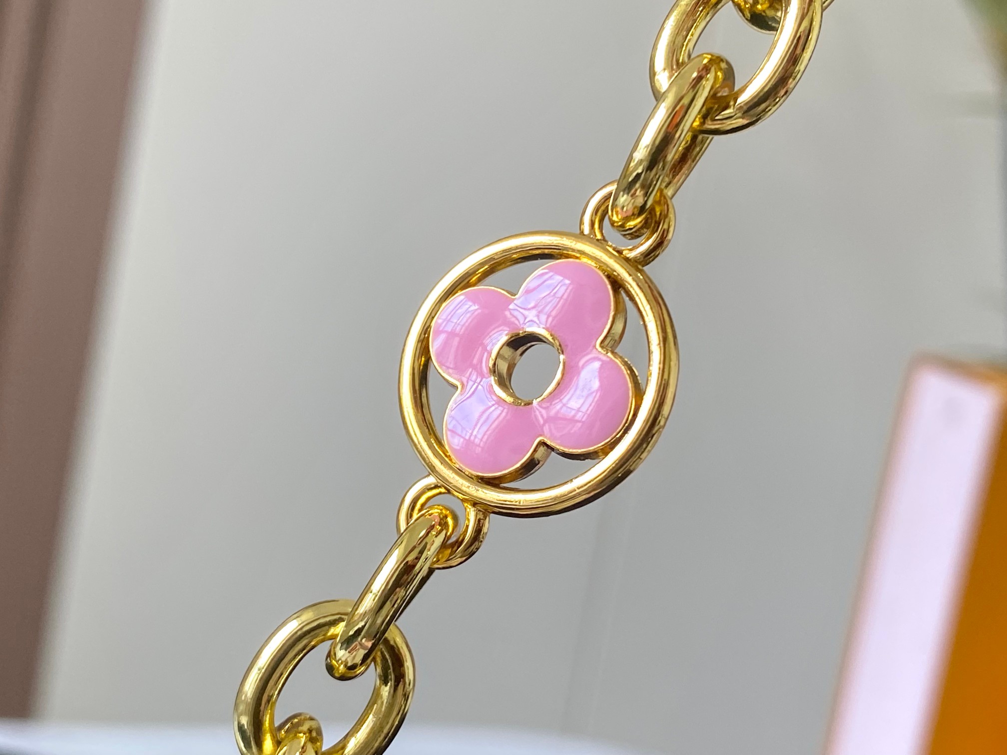 升级版 M20708黑粉花卉三拼
Cap-ucines 中号手袋沐浴新季洗礼：金属 Monogram 花