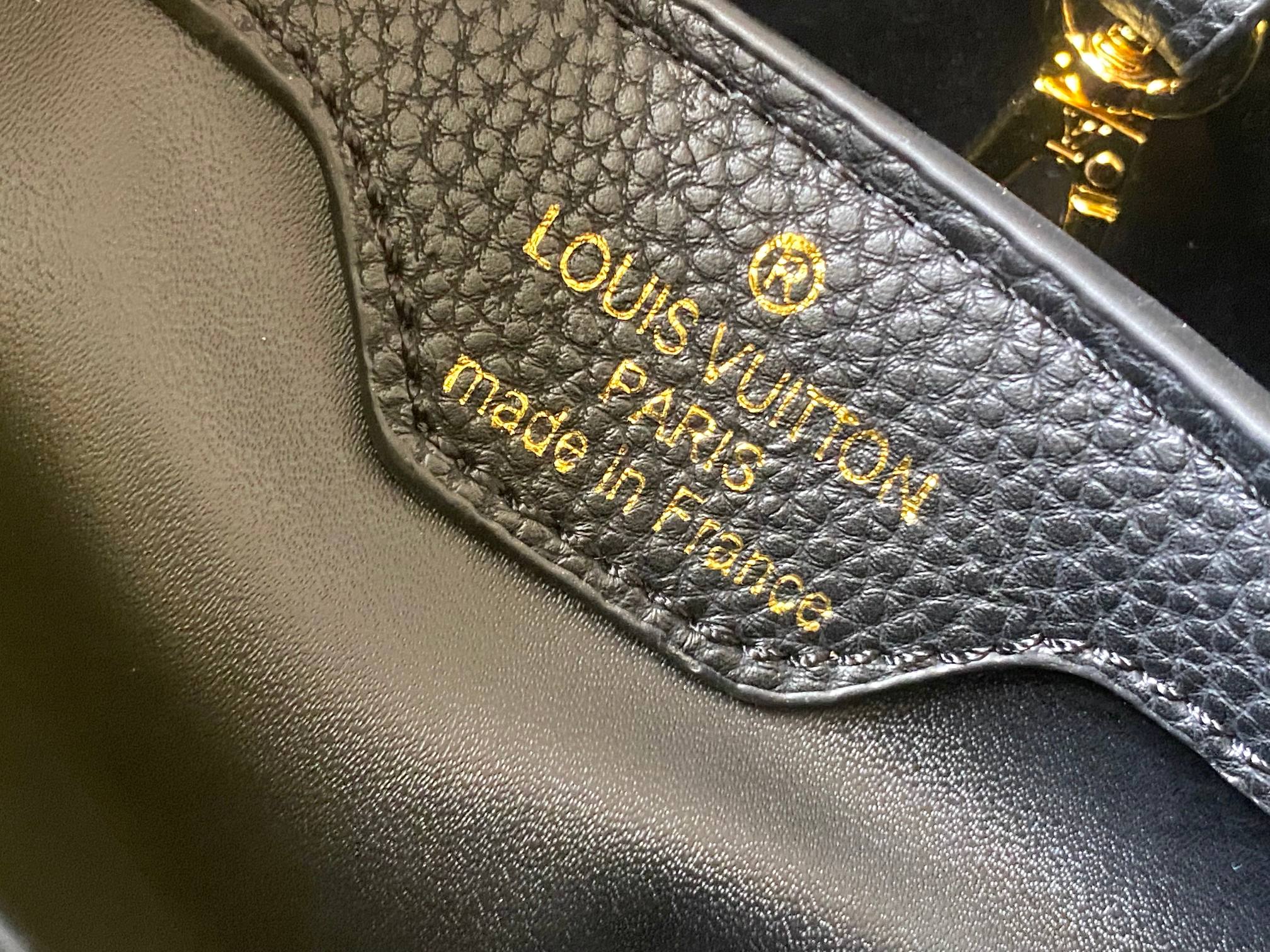 升级版 M20708黑粉花卉三拼
Cap-ucines 中号手袋沐浴新季洗礼：金属 Monogram 花