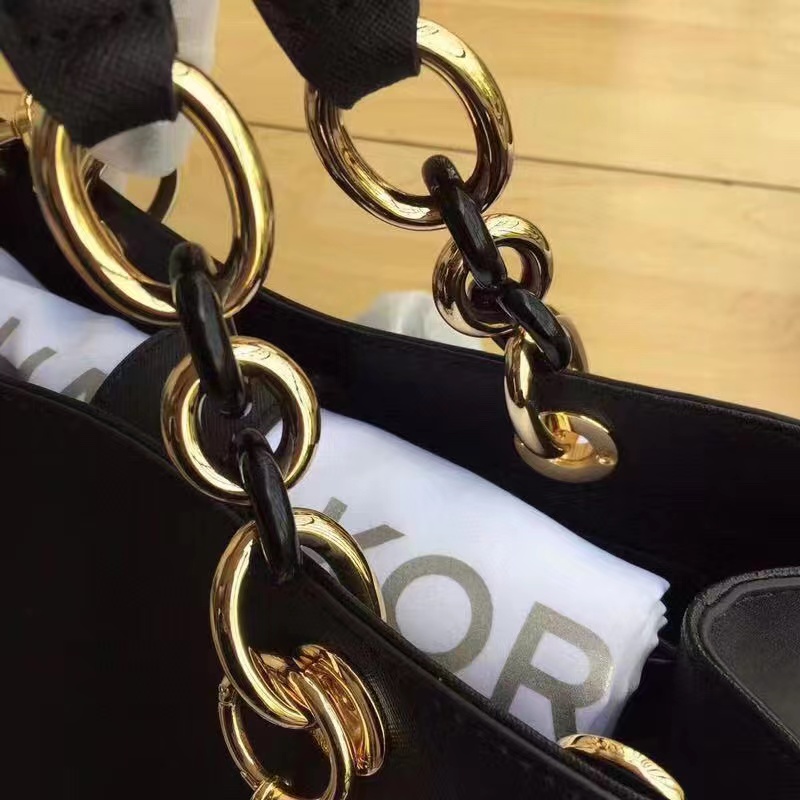 Michael Kors 中号 款玳瑁包还有，深兰不多了
