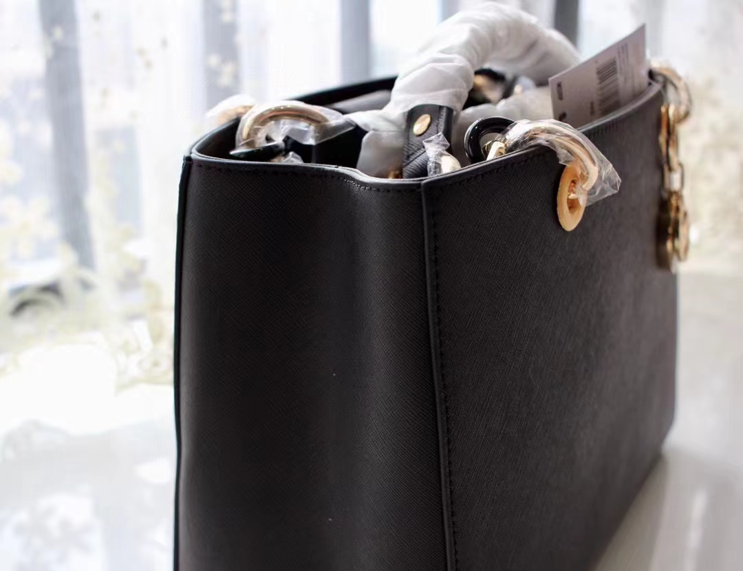 Michael Kors 中号 款玳瑁包还有，深兰不多了