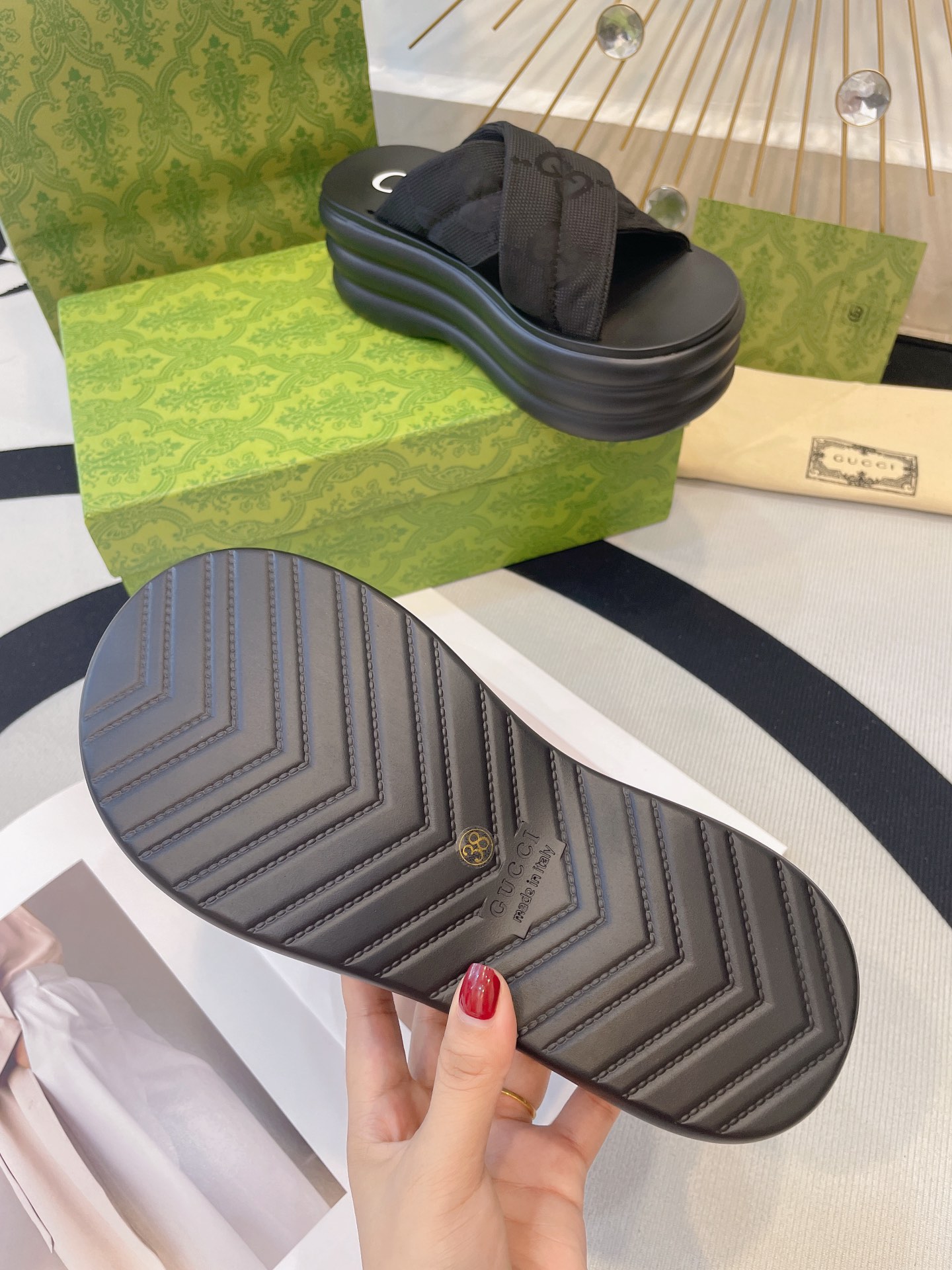 NO:353455,High-quality real-priced Guqi slippers, colorful and colorful options, the latest counter on the official website synchronizes the new leather H slippers, the original version fly back to the authentic mold to perfectly create the highest quality, sincerity, you can enter and exit the counter at will [Deyi] The upper uses the original custom Italian latest original leather combination sole Size: 35-46,,slippers19860909高版本实价古奇拖鞋 多彩多色可选 官网最新专柜同步新款皮面H拖鞋 原版飞回正品开模完美打造最高品质 诚意巨献,可随意进出专柜[得意]鞋面采用原版定制意大利最新原版真皮组合大底 码数:35-46,,slippers,Men's shoes