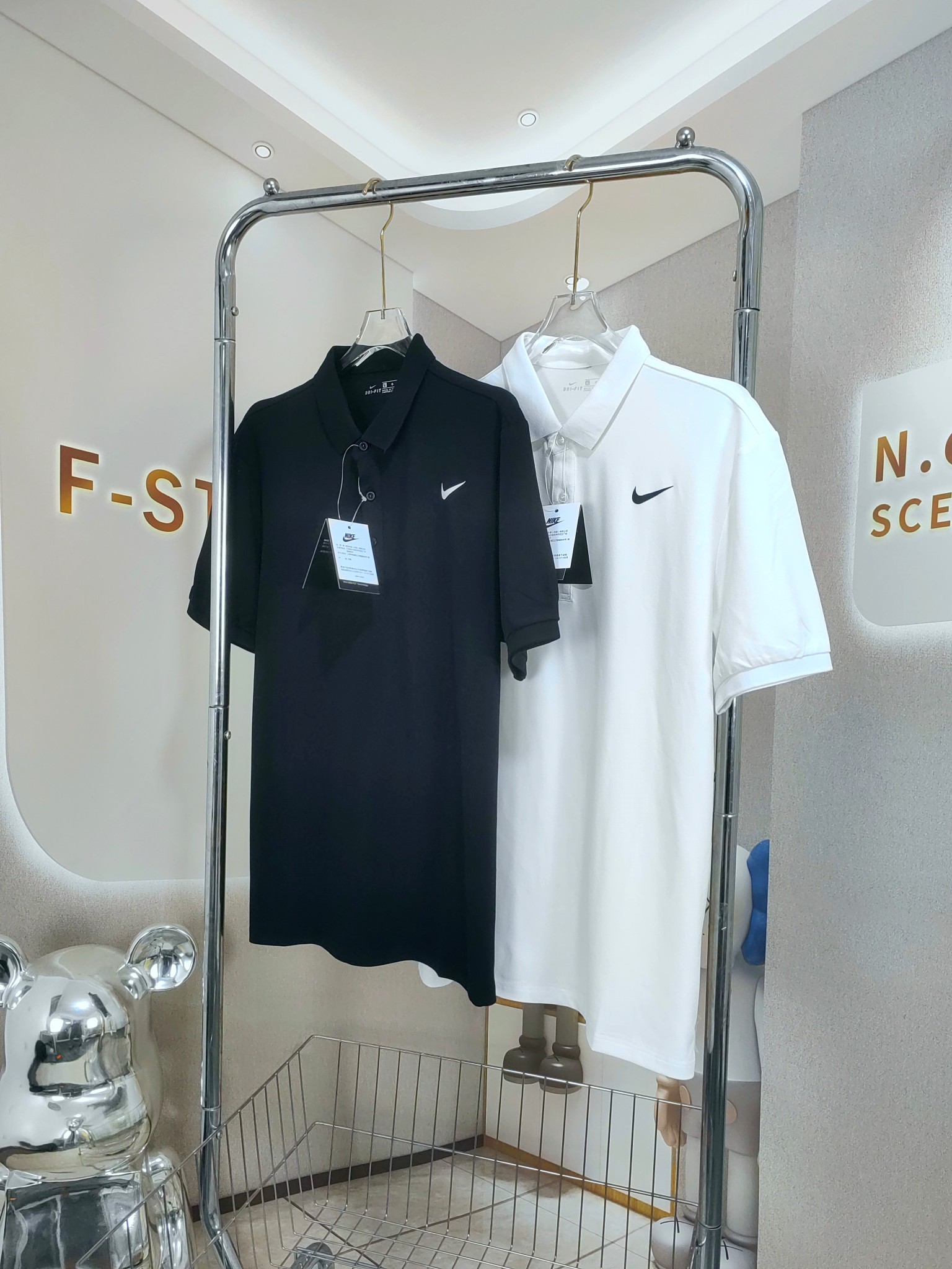 🛒购物价：75💰[原包装吊牌.印花版本]NIKE 耐克经典小标polo 夏季翻领POLO衫 高端珠地面料 严选好货！爽滑亲肤，悬垂透气，舒适感非常好！胸肩采用LOGO工艺，整体简约百搭又不失档次！喜欢的兄弟不要错过！功能性面料，透气性、舒适性全方位提升！让原本商务一点的POLO衫更佳休闲化！不管青年、中年上身，都是气质与活力的加持！面料细腻 手感爽滑 上身舒服
两个主打色都很称皮肤，品相好 里外干净 很难定制螺纹 紧致 弹性强！
颜色 :黑色 白色 
尺码 : M-4xl