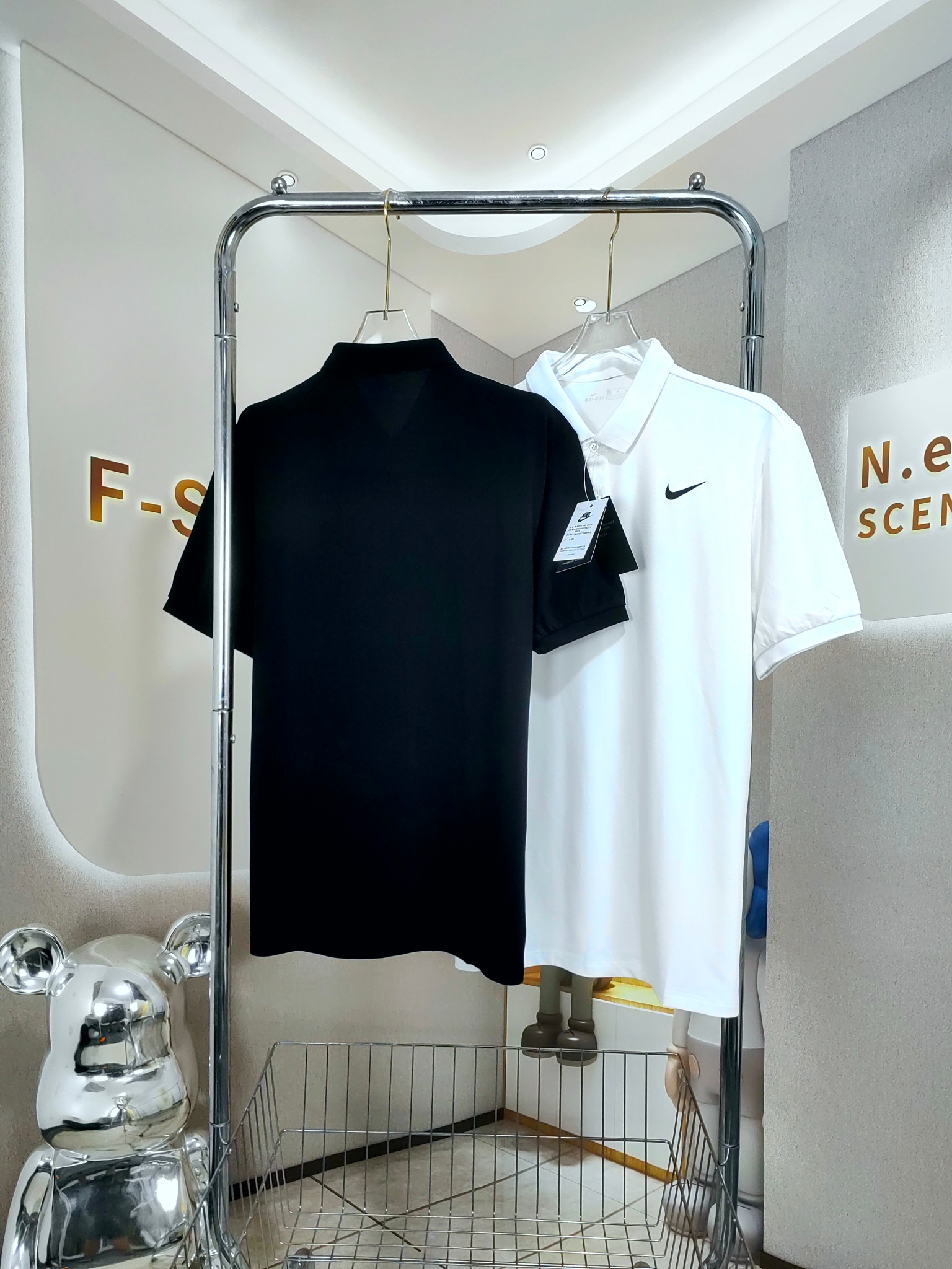 🛒购物价：75💰[原包装吊牌.印花版本]NIKE 耐克经典小标polo 夏季翻领POLO衫 高端珠地面料 严选好货！爽滑亲肤，悬垂透气，舒适感非常好！胸肩采用LOGO工艺，整体简约百搭又不失档次！喜欢的兄弟不要错过！功能性面料，透气性、舒适性全方位提升！让原本商务一点的POLO衫更佳休闲化！不管青年、中年上身，都是气质与活力的加持！面料细腻 手感爽滑 上身舒服
两个主打色都很称皮肤，品相好 里外干净 很难定制螺纹 紧致 弹性强！
颜色 :黑色 白色 
尺码 : M-4xl