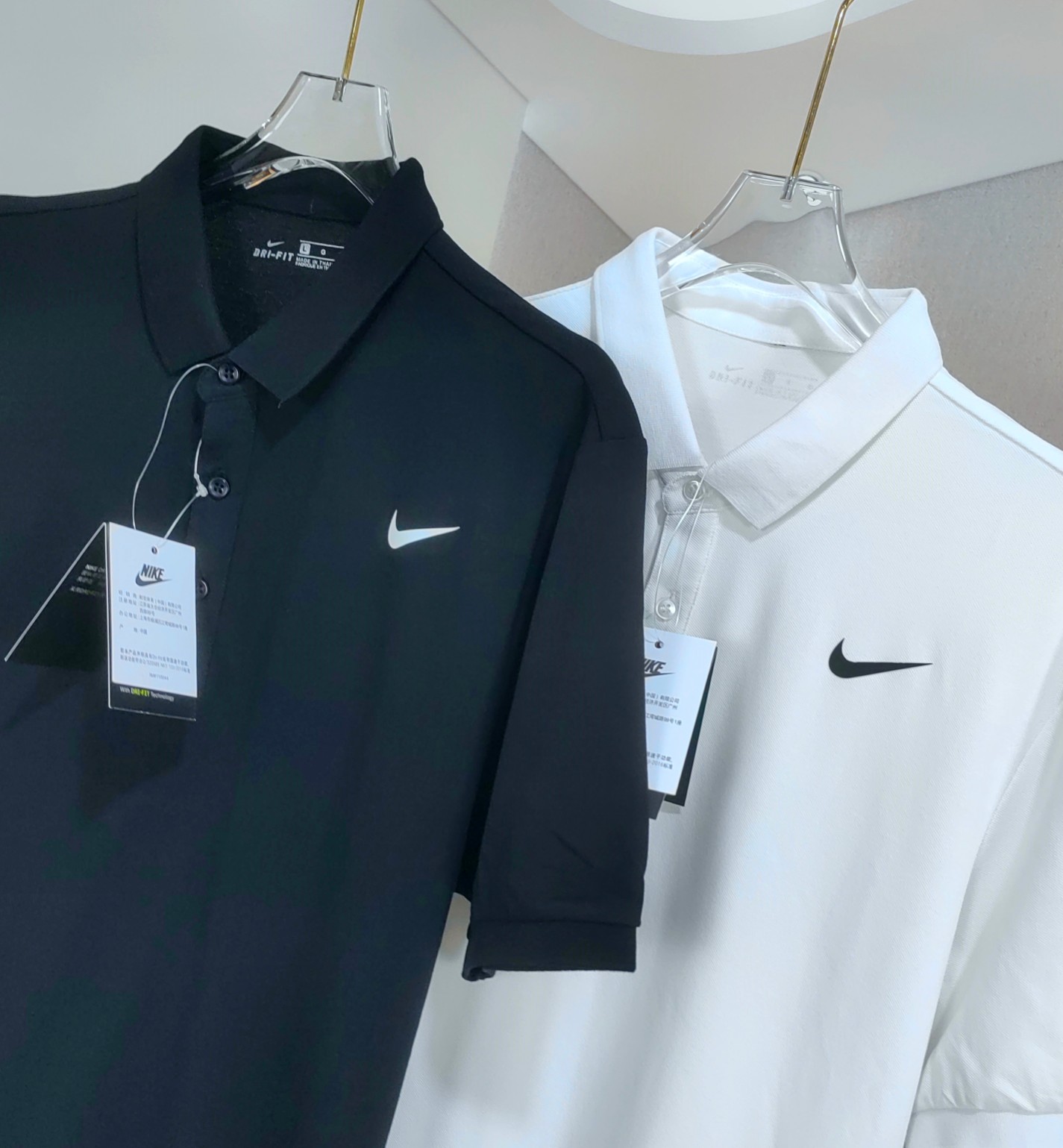🛒购物价：75💰[原包装吊牌.印花版本]NIKE 耐克经典小标polo 夏季翻领POLO衫 高端珠地面料 严选好货！爽滑亲肤，悬垂透气，舒适感非常好！胸肩采用LOGO工艺，整体简约百搭又不失档次！喜欢的兄弟不要错过！功能性面料，透气性、舒适性全方位提升！让原本商务一点的POLO衫更佳休闲化！不管青年、中年上身，都是气质与活力的加持！面料细腻 手感爽滑 上身舒服
两个主打色都很称皮肤，品相好 里外干净 很难定制螺纹 紧致 弹性强！
颜色 :黑色 白色 
尺码 : M-4xl