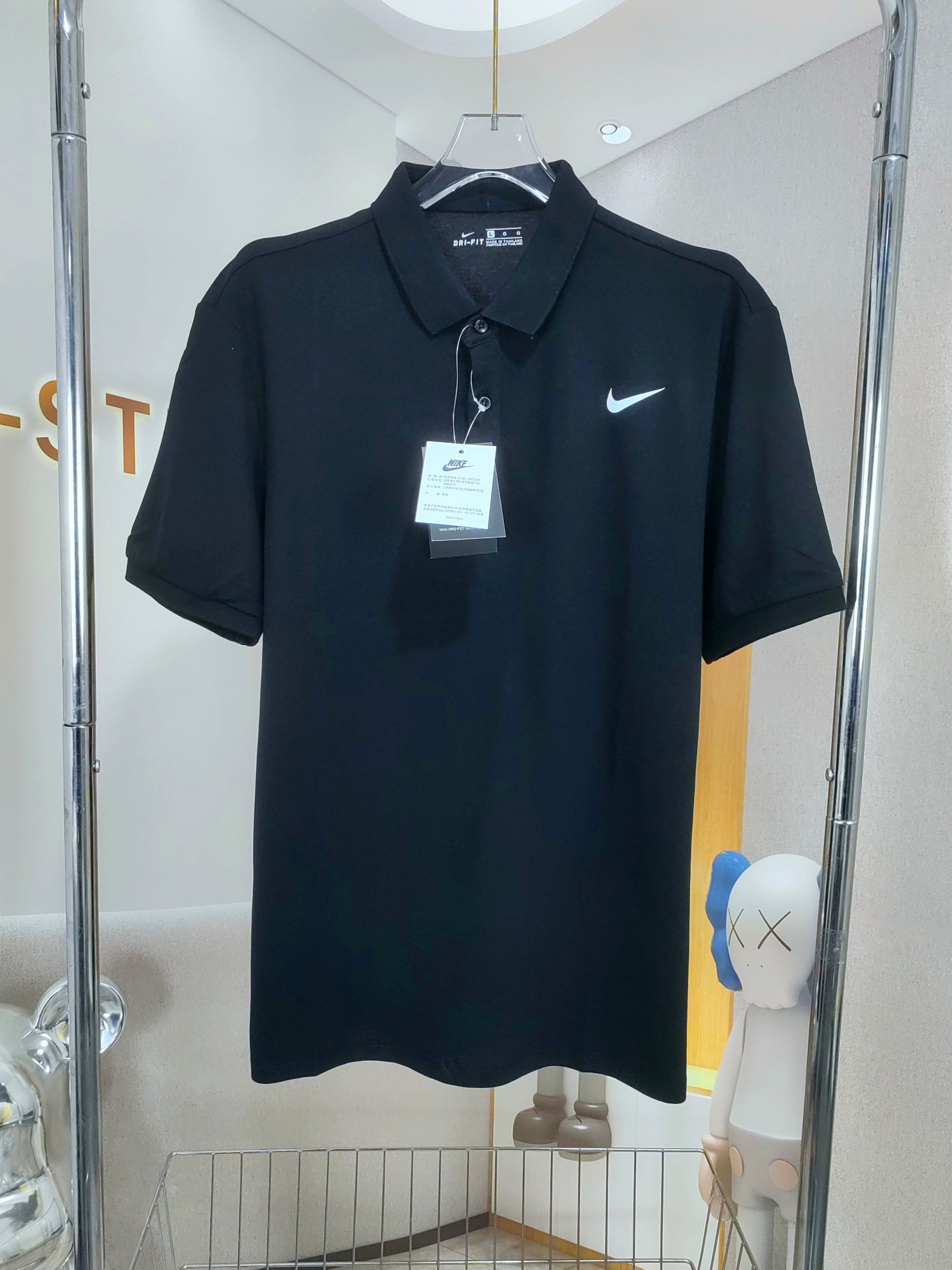 🛒购物价：75💰[原包装吊牌.印花版本]NIKE 耐克经典小标polo 夏季翻领POLO衫 高端珠地面料 严选好货！爽滑亲肤，悬垂透气，舒适感非常好！胸肩采用LOGO工艺，整体简约百搭又不失档次！喜欢的兄弟不要错过！功能性面料，透气性、舒适性全方位提升！让原本商务一点的POLO衫更佳休闲化！不管青年、中年上身，都是气质与活力的加持！面料细腻 手感爽滑 上身舒服
两个主打色都很称皮肤，品相好 里外干净 很难定制螺纹 紧致 弹性强！
颜色 :黑色 白色 
尺码 : M-4xl