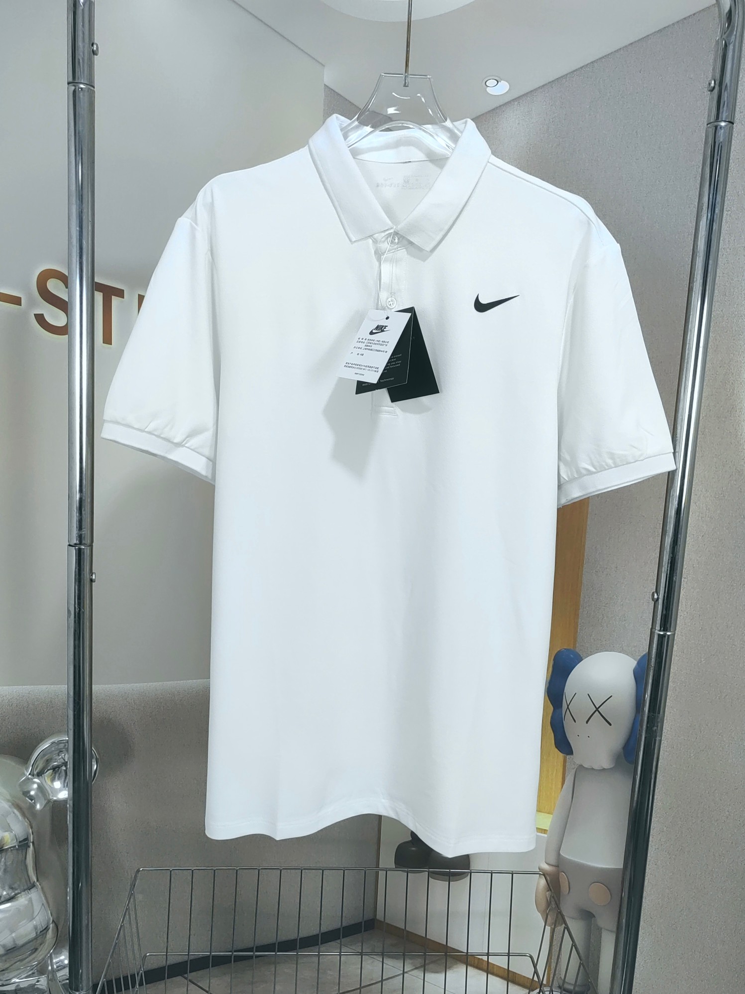 🛒购物价：75💰[原包装吊牌.印花版本]NIKE 耐克经典小标polo 夏季翻领POLO衫 高端珠地面料 严选好货！爽滑亲肤，悬垂透气，舒适感非常好！胸肩采用LOGO工艺，整体简约百搭又不失档次！喜欢的兄弟不要错过！功能性面料，透气性、舒适性全方位提升！让原本商务一点的POLO衫更佳休闲化！不管青年、中年上身，都是气质与活力的加持！面料细腻 手感爽滑 上身舒服
两个主打色都很称皮肤，品相好 里外干净 很难定制螺纹 紧致 弹性强！
颜色 :黑色 白色 
尺码 : M-4xl
