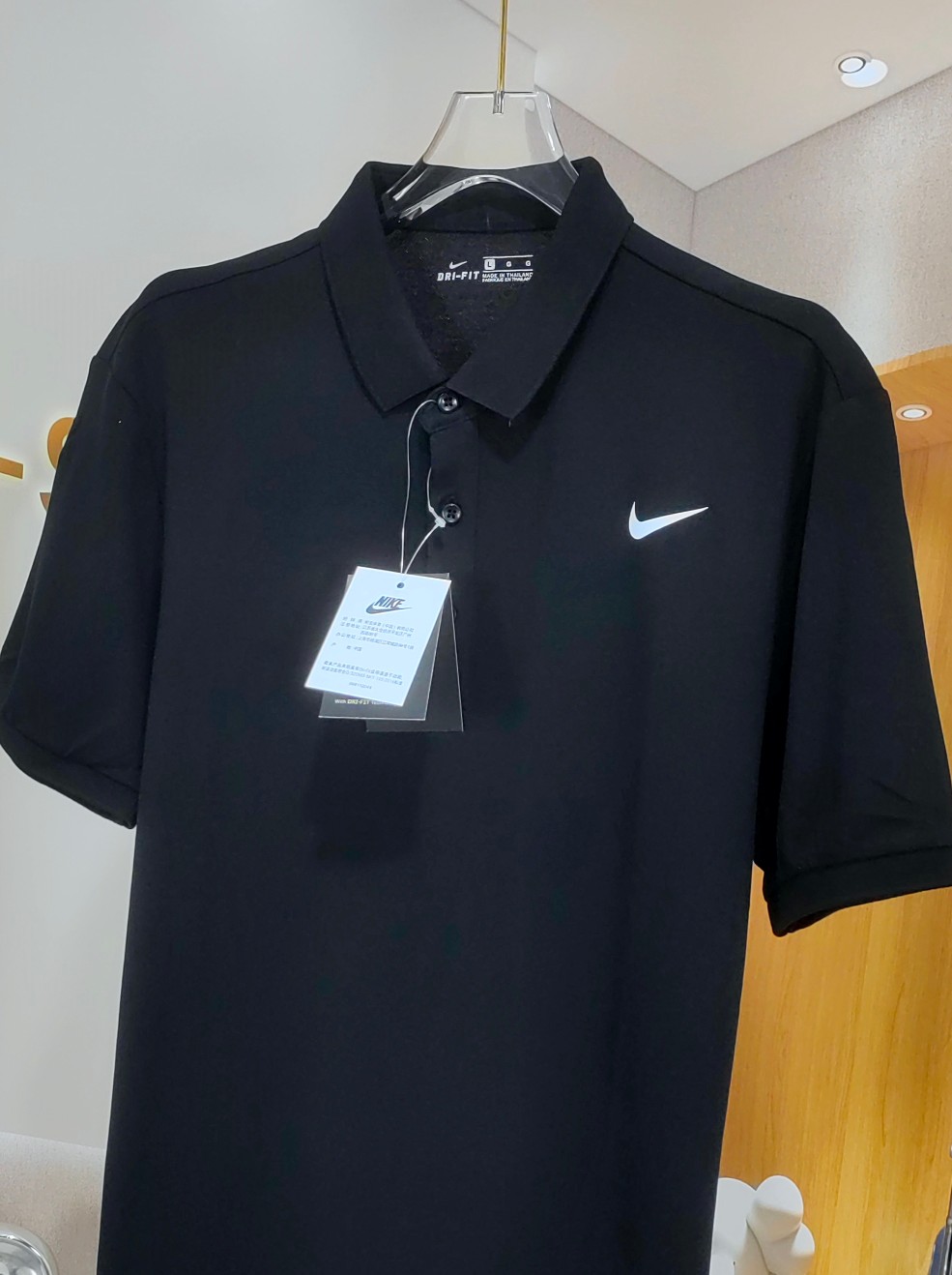 🛒购物价：75💰[原包装吊牌.印花版本]NIKE 耐克经典小标polo 夏季翻领POLO衫 高端珠地面料 严选好货！爽滑亲肤，悬垂透气，舒适感非常好！胸肩采用LOGO工艺，整体简约百搭又不失档次！喜欢的兄弟不要错过！功能性面料，透气性、舒适性全方位提升！让原本商务一点的POLO衫更佳休闲化！不管青年、中年上身，都是气质与活力的加持！面料细腻 手感爽滑 上身舒服
两个主打色都很称皮肤，品相好 里外干净 很难定制螺纹 紧致 弹性强！
颜色 :黑色 白色 
尺码 : M-4xl