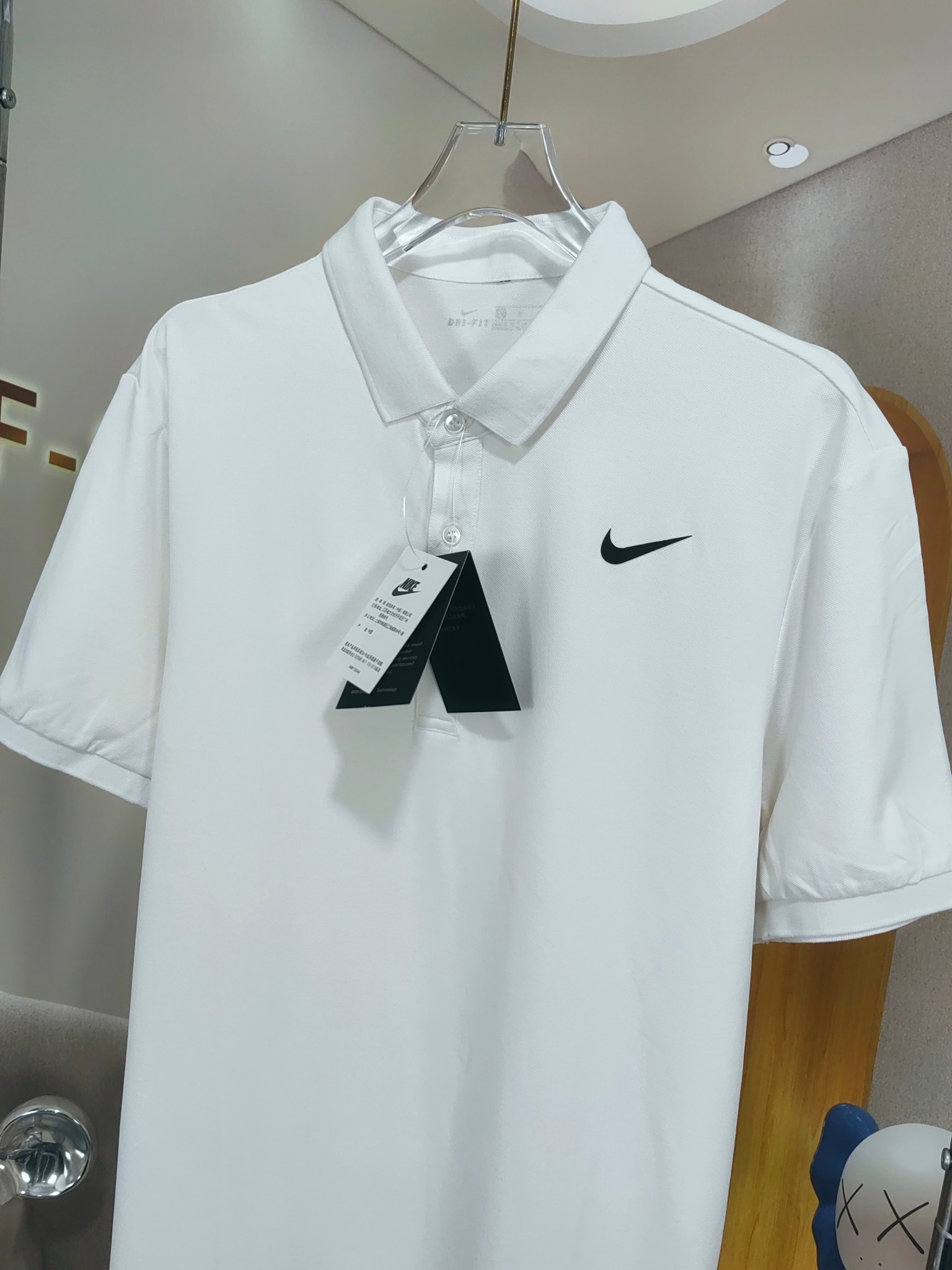 🛒购物价：75💰[原包装吊牌.印花版本]NIKE 耐克经典小标polo 夏季翻领POLO衫 高端珠地面料 严选好货！爽滑亲肤，悬垂透气，舒适感非常好！胸肩采用LOGO工艺，整体简约百搭又不失档次！喜欢的兄弟不要错过！功能性面料，透气性、舒适性全方位提升！让原本商务一点的POLO衫更佳休闲化！不管青年、中年上身，都是气质与活力的加持！面料细腻 手感爽滑 上身舒服
两个主打色都很称皮肤，品相好 里外干净 很难定制螺纹 紧致 弹性强！
颜色 :黑色 白色 
尺码 : M-4xl