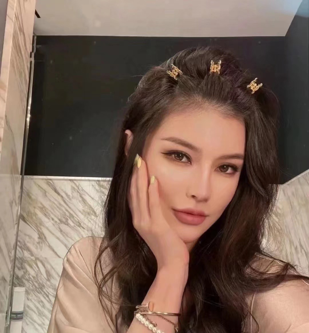  Celine塞林
Celine新款
超爆款🔥小抓夹 刘海夹 马尾夹颜值超高 小仙女必入百搭时髦（三个一