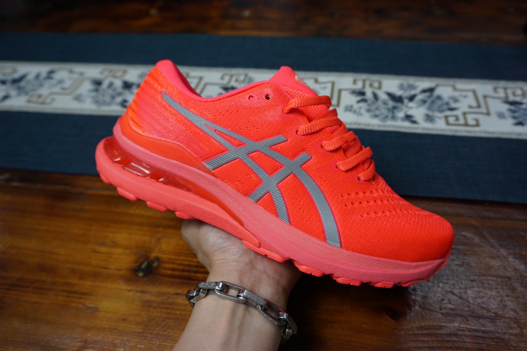 纯原！ 红色 40-45 ASICS/亚瑟士 GEL-KAYANO 28代 原档案据数开发楦型纸版 原装印尼工代进口单丝纤维程工网布鞋面 轻舒量适透气材质 后环跟绕式可视GEL缓震胶效果 采用前掌FLYTEFOAM P…