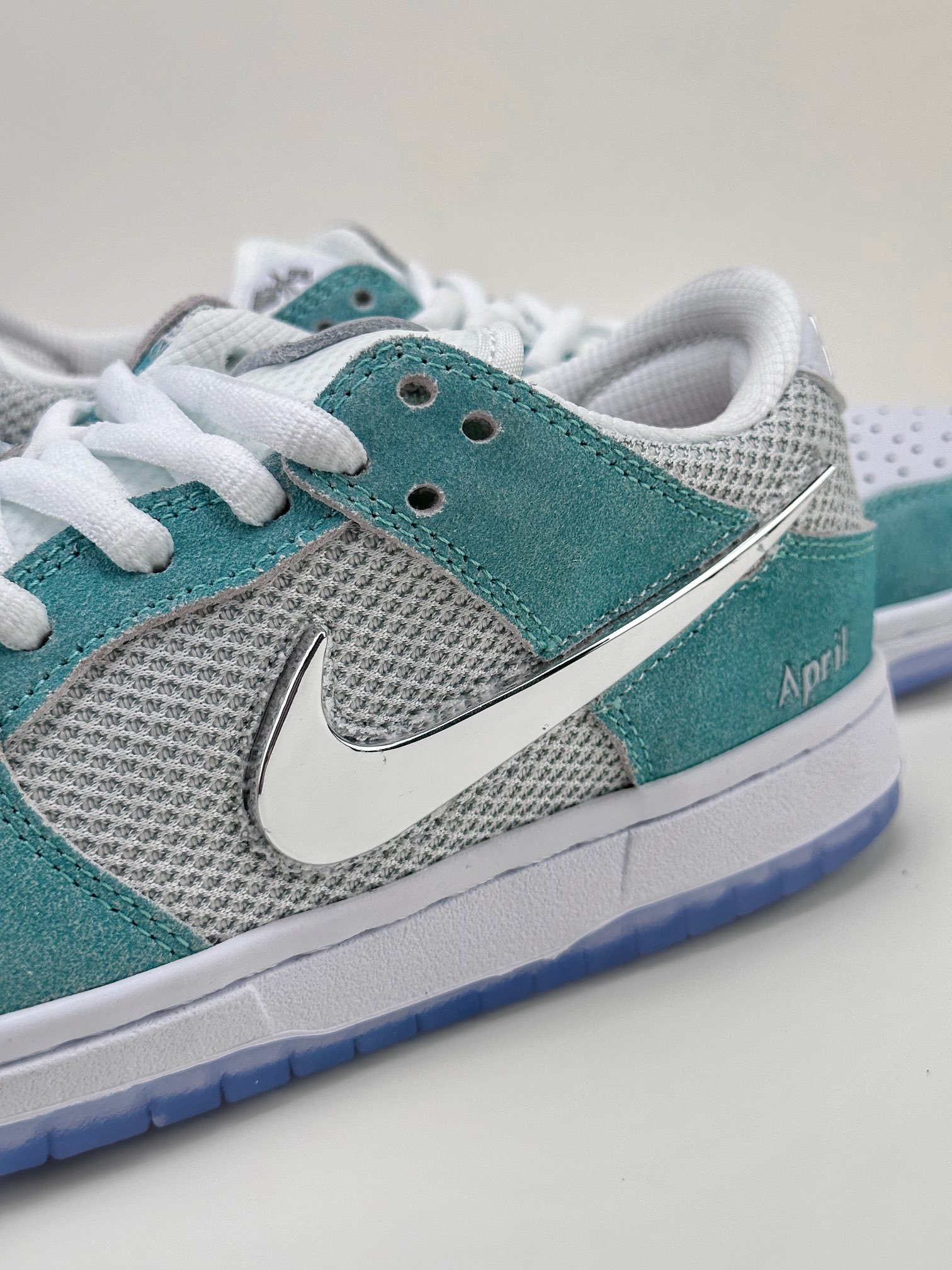 210 NIKE SB Dunk Low 白青液态勾 FD2562-400