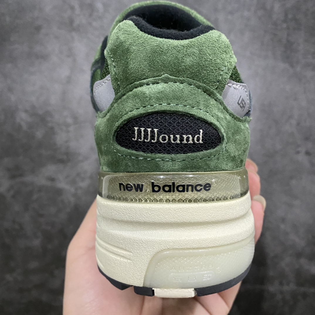 图片[4]-【总裁版】JJJJound x New Balence NB992复古低帮跑步鞋绿色M992JJn市场最强工艺没有之一n正确3M反光细节 原楦原纸版开发正确6层组合底模精密开发后跟透明TPU水晶装饰条稳固沿用了引以为傲的跑鞋手工技艺 采用猪皮绒面并包裹局部透气网面的鞋身设计 菱网鞋舌上刻有New Balance USA 鞋面依旧身着经典的大热之灰 彰显了其高端的品质身份  尺码：36 37 37.5 38 38.5 39 40 40.5 41.5 42 42.5 43 44 45 46.5-莆田鞋批发中心