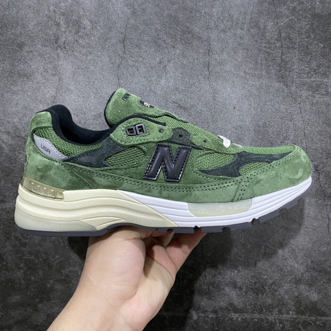 【总裁版】JJJJound x New Balence NB992复古低帮跑步鞋绿色M992JJn市场最强工艺没有之一n正确3M反光细节 原楦原纸版开发正确6层组合底模精密开发后跟透明TPU水晶装饰条稳固沿用了引以为傲的跑鞋手工技艺 采用猪皮绒面并包裹局部透气网面的鞋身设计 菱网鞋舌上刻有New Balance USA 鞋面依旧身着经典的大热之灰 彰显了其高端的品质身份  尺码：36 37 37.5 38 38.5 39 40 40.5 41.5 42 42.5 43 44 45 46.5-莆田鞋批发中心