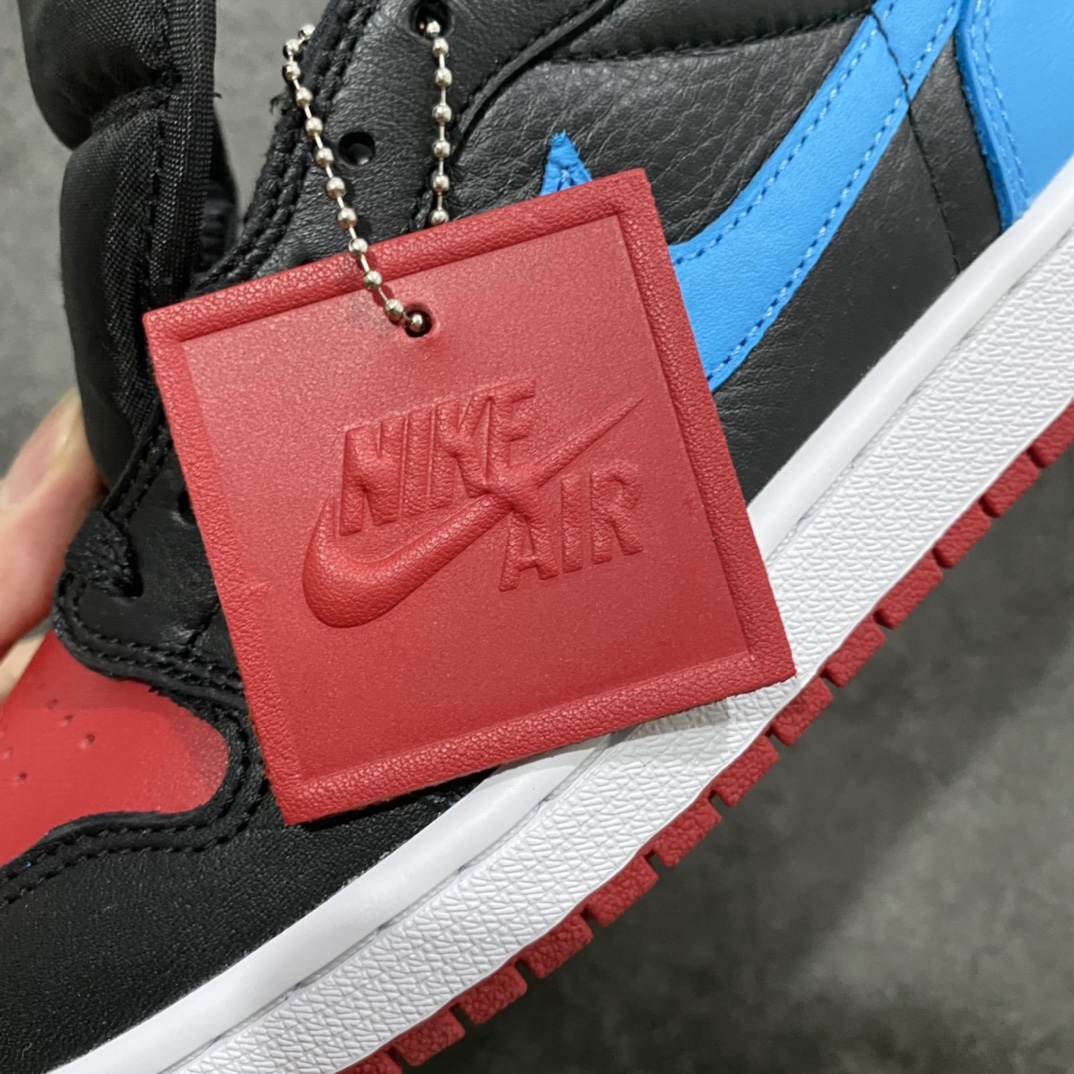 图片[6]-【莞产DG纯原】Air Jordan1 Low OG Swoosh  纯原AJ1警灯🚨低帮 CZ0775-046nn市场OG低帮天花板  全套原纸板楦头开发 原厂特供皮料加持 确保原汁原味 完美呈现一代版型 一比一鞋头弧度高度鞋身弧度 数据细节工艺流程均保持原鞋一致 后跟弧度收口自然对折 极致一眼正品既视感 原厂皮料 进口玻璃冲刀皮料裁剪零毛边 承诺百分百一致原鞋 全鞋电脑针车工艺 鞋面清洁度最高QC检验标准 控制溢胶 飞翼3D高频深度立体 鞋盒、防尘纸 均采购来自原厂SIZE：40 40.5 41 42 42.5 43 44 44.5 45 46 47.5-莆田鞋批发中心