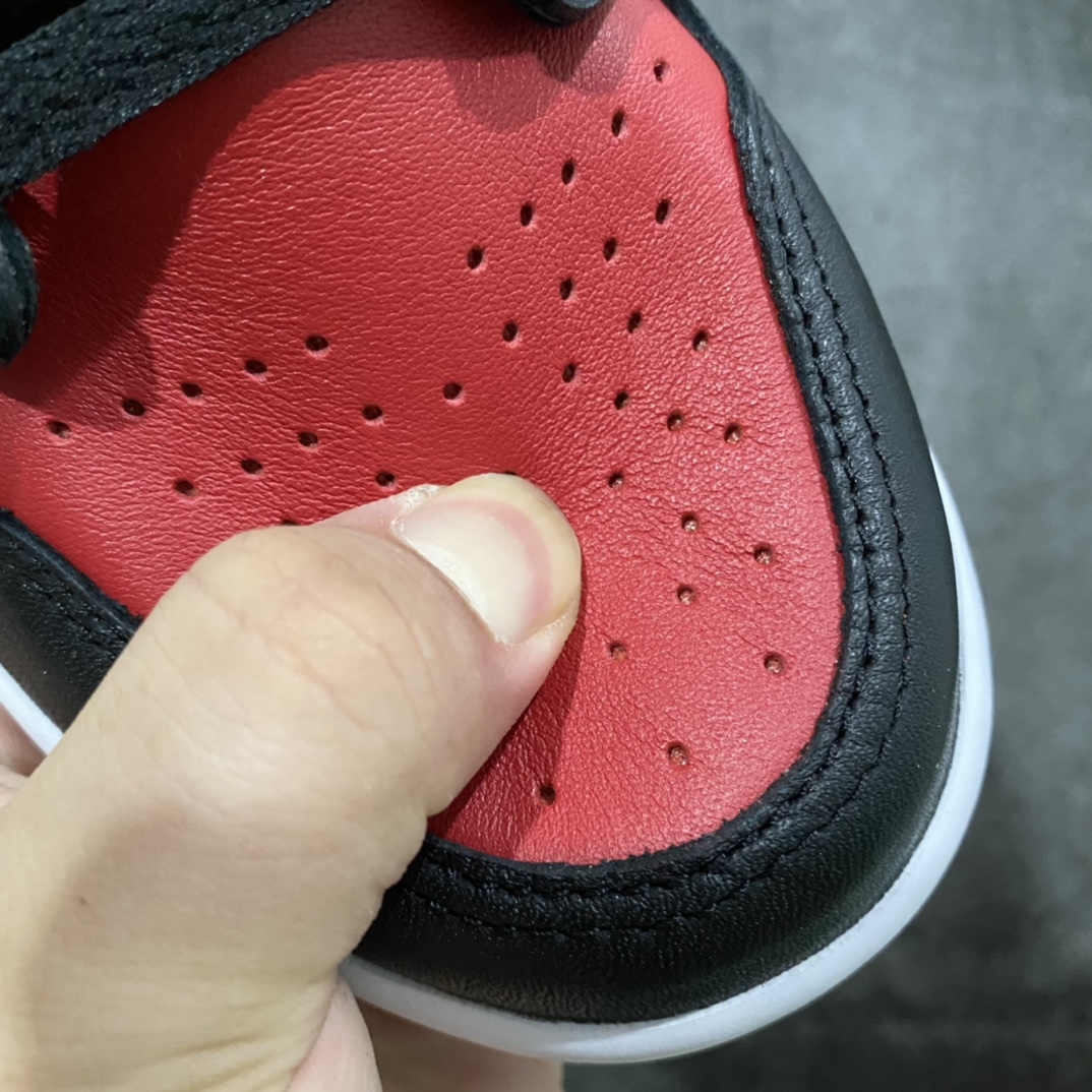 图片[3]-【莞产DG纯原】Air Jordan1 Low OG Swoosh  纯原AJ1警灯🚨低帮 CZ0775-046nn市场OG低帮天花板  全套原纸板楦头开发 原厂特供皮料加持 确保原汁原味 完美呈现一代版型 一比一鞋头弧度高度鞋身弧度 数据细节工艺流程均保持原鞋一致 后跟弧度收口自然对折 极致一眼正品既视感 原厂皮料 进口玻璃冲刀皮料裁剪零毛边 承诺百分百一致原鞋 全鞋电脑针车工艺 鞋面清洁度最高QC检验标准 控制溢胶 飞翼3D高频深度立体 鞋盒、防尘纸 均采购来自原厂SIZE：40 40.5 41 42 42.5 43 44 44.5 45 46 47.5-莆田鞋批发中心