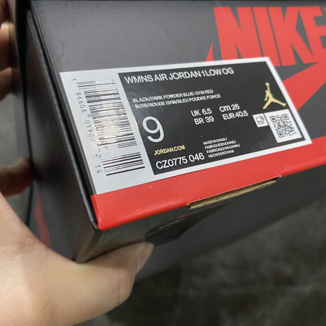 图片[9]-【莞产DG纯原】Air Jordan1 Low OG Swoosh  纯原AJ1警灯🚨低帮 CZ0775-046nn市场OG低帮天花板  全套原纸板楦头开发 原厂特供皮料加持 确保原汁原味 完美呈现一代版型 一比一鞋头弧度高度鞋身弧度 数据细节工艺流程均保持原鞋一致 后跟弧度收口自然对折 极致一眼正品既视感 原厂皮料 进口玻璃冲刀皮料裁剪零毛边 承诺百分百一致原鞋 全鞋电脑针车工艺 鞋面清洁度最高QC检验标准 控制溢胶 飞翼3D高频深度立体 鞋盒、防尘纸 均采购来自原厂SIZE：40 40.5 41 42 42.5 43 44 44.5 45 46 47.5-莆田鞋批发中心