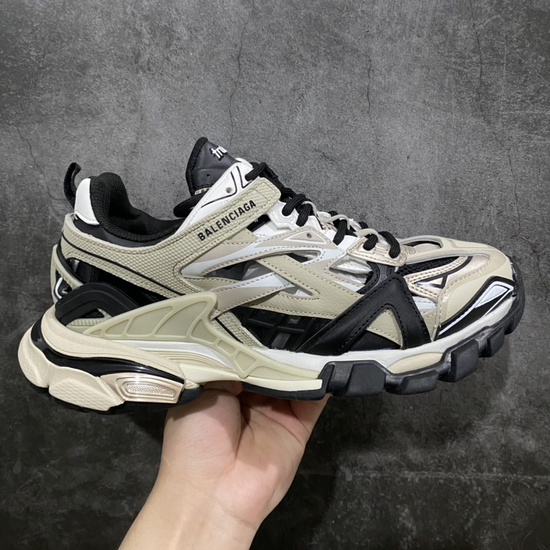 【VG升级版】BALENCIAGA Track 2.0巴黎世家四代复古老爹鞋 黑棕nn绝对的目前市场最好的版本n版型细节清洁度比x8 xK版要好n 全套原纸板楦头开发 最原汁原味的灵魂版型 全鞋荧光划线卡点 胶水把控整洁度追求极致完美 每一双都是工艺品 多重QC质检 超越公司货的品控标准 实实在在的免检产品 原盒原配 正确字体电绣 粗细、位置、大小正确 侧边TPU 透气孔匹配意产原版 正确气垫分离大底 TPU软底 原版一致大底LOGO 立体感十足 原厂皮料水洗做旧 采购原厂网纱 该款鞋采用网眼布和尼龙制成 不含皮革 鞋舌饰有Track.2橡胶品牌标识 外侧饰有橡胶品牌标识 泡沫后帮压印品牌标识 外底正面压印BB标识 由176块饰片拼接而成的铰接式鞋面 侧面配金属质感网眼布 内面配有额外金属光泽饰件 包含1副鞋带和1副备用鞋带 后帮配有拉环鞋提 动态鞋底设计 为双脚带来后续的助力  正常尺码Size：35 36 37 38 39 40 41 42 43 44 45 46-莆田鞋批发中心