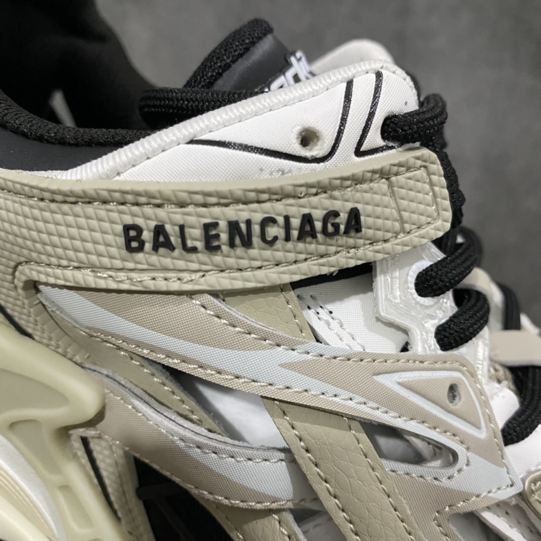 图片[9]-【VG升级版】BALENCIAGA Track 2.0巴黎世家四代复古老爹鞋 黑棕nn绝对的目前市场最好的版本n版型细节清洁度比x8 xK版要好n 全套原纸板楦头开发 最原汁原味的灵魂版型 全鞋荧光划线卡点 胶水把控整洁度追求极致完美 每一双都是工艺品 多重QC质检 超越公司货的品控标准 实实在在的免检产品 原盒原配 正确字体电绣 粗细、位置、大小正确 侧边TPU 透气孔匹配意产原版 正确气垫分离大底 TPU软底 原版一致大底LOGO 立体感十足 原厂皮料水洗做旧 采购原厂网纱 该款鞋采用网眼布和尼龙制成 不含皮革 鞋舌饰有Track.2橡胶品牌标识 外侧饰有橡胶品牌标识 泡沫后帮压印品牌标识 外底正面压印BB标识 由176块饰片拼接而成的铰接式鞋面 侧面配金属质感网眼布 内面配有额外金属光泽饰件 包含1副鞋带和1副备用鞋带 后帮配有拉环鞋提 动态鞋底设计 为双脚带来后续的助力  正常尺码Size：35 36 37 38 39 40 41 42 43 44 45 46-莆田鞋批发中心