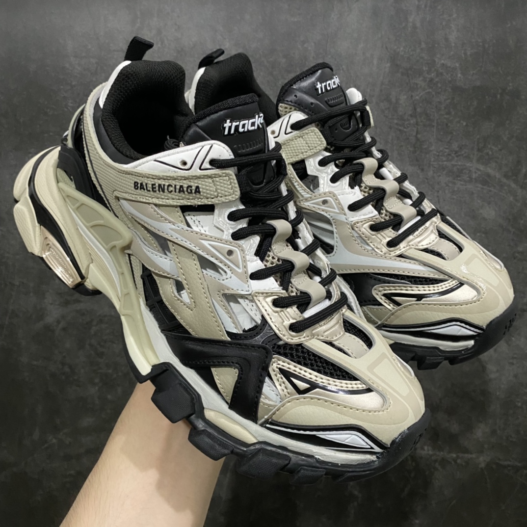 【VG升级版】BALENCIAGA Track 2.0巴黎世家四代复古老爹鞋 黑棕nn绝对的目前市场最好的版本n版型细节清洁度比x8 xK版要好n 全套原纸板楦头开发 最原汁原味的灵魂版型 全鞋荧光划线卡点 胶水把控整洁度追求极致完美 每一双都是工艺品 多重QC质检 超越公司货的品控标准 实实在在的免检产品 原盒原配 正确字体电绣 粗细、位置、大小正确 侧边TPU 透气孔匹配意产原版 正确气垫分离大底 TPU软底 原版一致大底LOGO 立体感十足 原厂皮料水洗做旧 采购原厂网纱 该款鞋采用网眼布和尼龙制成 不含皮革 鞋舌饰有Track.2橡胶品牌标识 外侧饰有橡胶品牌标识 泡沫后帮压印品牌标识 外底正面压印BB标识 由176块饰片拼接而成的铰接式鞋面 侧面配金属质感网眼布 内面配有额外金属光泽饰件 包含1副鞋带和1副备用鞋带 后帮配有拉环鞋提 动态鞋底设计 为双脚带来后续的助力  正常尺码Size：35 36 37 38 39 40 41 42 43 44 45 46-莆田鞋批发中心