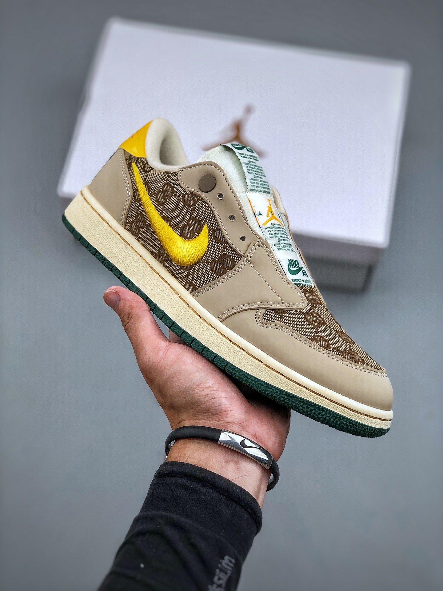Air Jordan 1 Low Slip Shadow 全新配色刺绣勾 解构风 乔丹篮球鞋系列 这款特别版采用无鞋带设计，容易穿脱，更有独特刺绣Swoosh标志与提拉鞋舌，彰显个性风格 AV3918 638 尺码：36-45（带半码）
