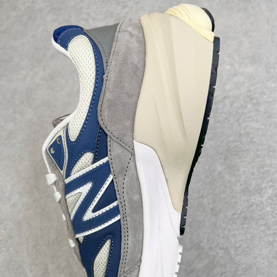 图片[7]-＃K版纯原 Action Bronson x New Balance in USA M990V6 新百伦NB六代系列美产血统经典复古百搭老爹风休闲运动跑步鞋 灰蓝 这是一双极具现代感设计的复古跑鞋 990v6 鞋面大部分面积依旧采用麂皮和织物材质覆盖 从各种细节上看也还是有点 990v5 的影子 但相比 990v5 990v6 鞋面各种材质的拼接会更加复杂 这次 990v6 最大的改变相信大家应该也发现了 就是看上去貌似比 990v4 和 990v5 两代鞋款加起来还要厚的鞋底 其实这是 New Balance 首次采用的三重缓震组合鞋底 除了之前就有的 ABZORB 缓震科技和 ENCAP 中底 这次新加入了 FuelCell 缓震科技 看来舒适度和增高度 都要更上一层楼呀 990v6 的侧标 Logo 设计少见地没有印在绒面皮革上 而是置于网眼面料以及横跨鞋身的皮革织带之上 同时鞋舌上的标签设计并没有延用此前 990v4 和 990v5 采用的样式设计 而是采用了一种新的类似于三角徽章的设计 所以对于鞋款上的更新变化 既有延续经典的设计 也有创新性的改变 尺码：36 37 37.5 38 38.5 39 40 40.5 41.5 42 42.5 43 44 44.5 45-选品中心