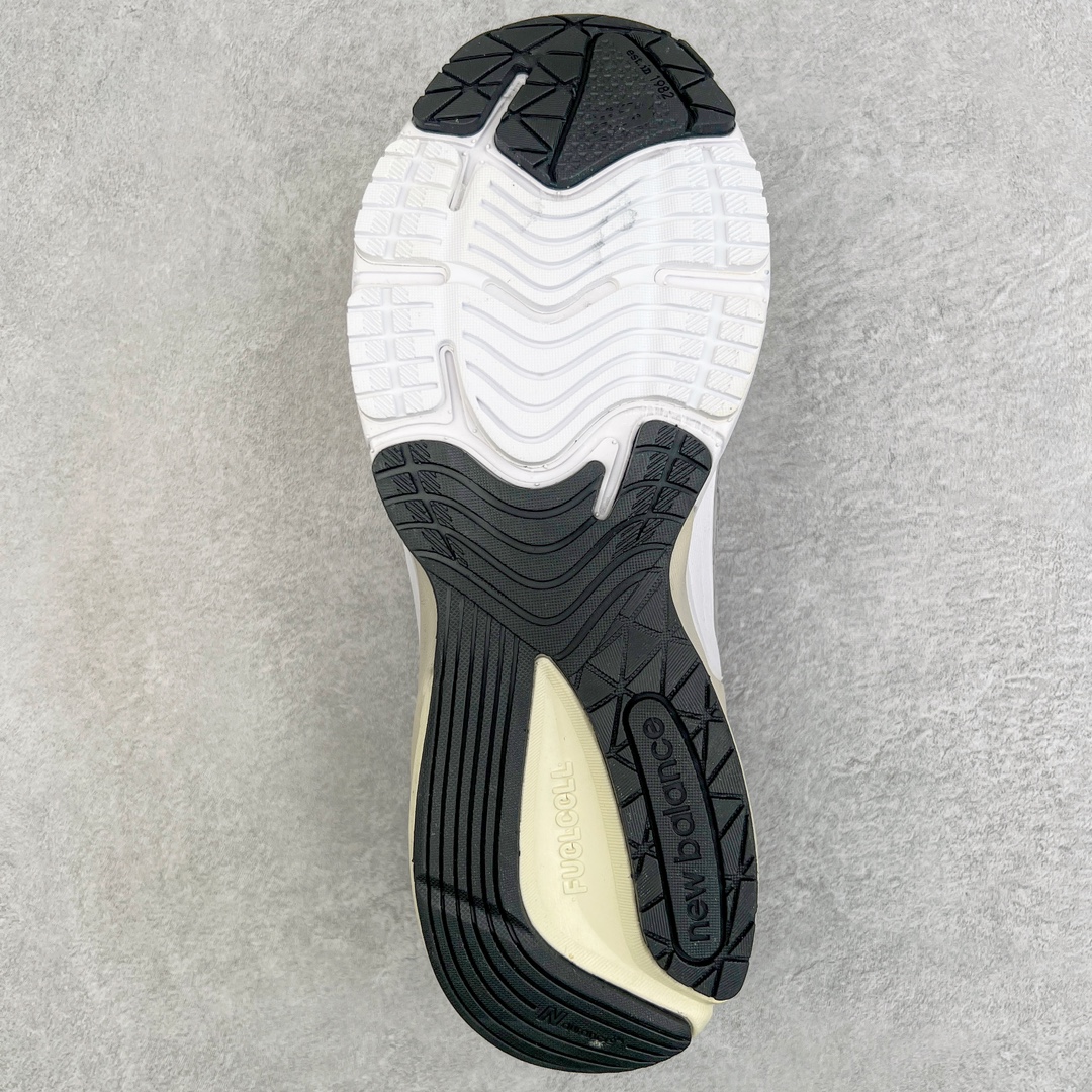 图片[9]-＃K版纯原 Action Bronson x New Balance in USA M990V6 新百伦NB六代系列美产血统经典复古百搭老爹风休闲运动跑步鞋 灰蓝 这是一双极具现代感设计的复古跑鞋 990v6 鞋面大部分面积依旧采用麂皮和织物材质覆盖 从各种细节上看也还是有点 990v5 的影子 但相比 990v5 990v6 鞋面各种材质的拼接会更加复杂 这次 990v6 最大的改变相信大家应该也发现了 就是看上去貌似比 990v4 和 990v5 两代鞋款加起来还要厚的鞋底 其实这是 New Balance 首次采用的三重缓震组合鞋底 除了之前就有的 ABZORB 缓震科技和 ENCAP 中底 这次新加入了 FuelCell 缓震科技 看来舒适度和增高度 都要更上一层楼呀 990v6 的侧标 Logo 设计少见地没有印在绒面皮革上 而是置于网眼面料以及横跨鞋身的皮革织带之上 同时鞋舌上的标签设计并没有延用此前 990v4 和 990v5 采用的样式设计 而是采用了一种新的类似于三角徽章的设计 所以对于鞋款上的更新变化 既有延续经典的设计 也有创新性的改变 尺码：36 37 37.5 38 38.5 39 40 40.5 41.5 42 42.5 43 44 44.5 45-选品中心