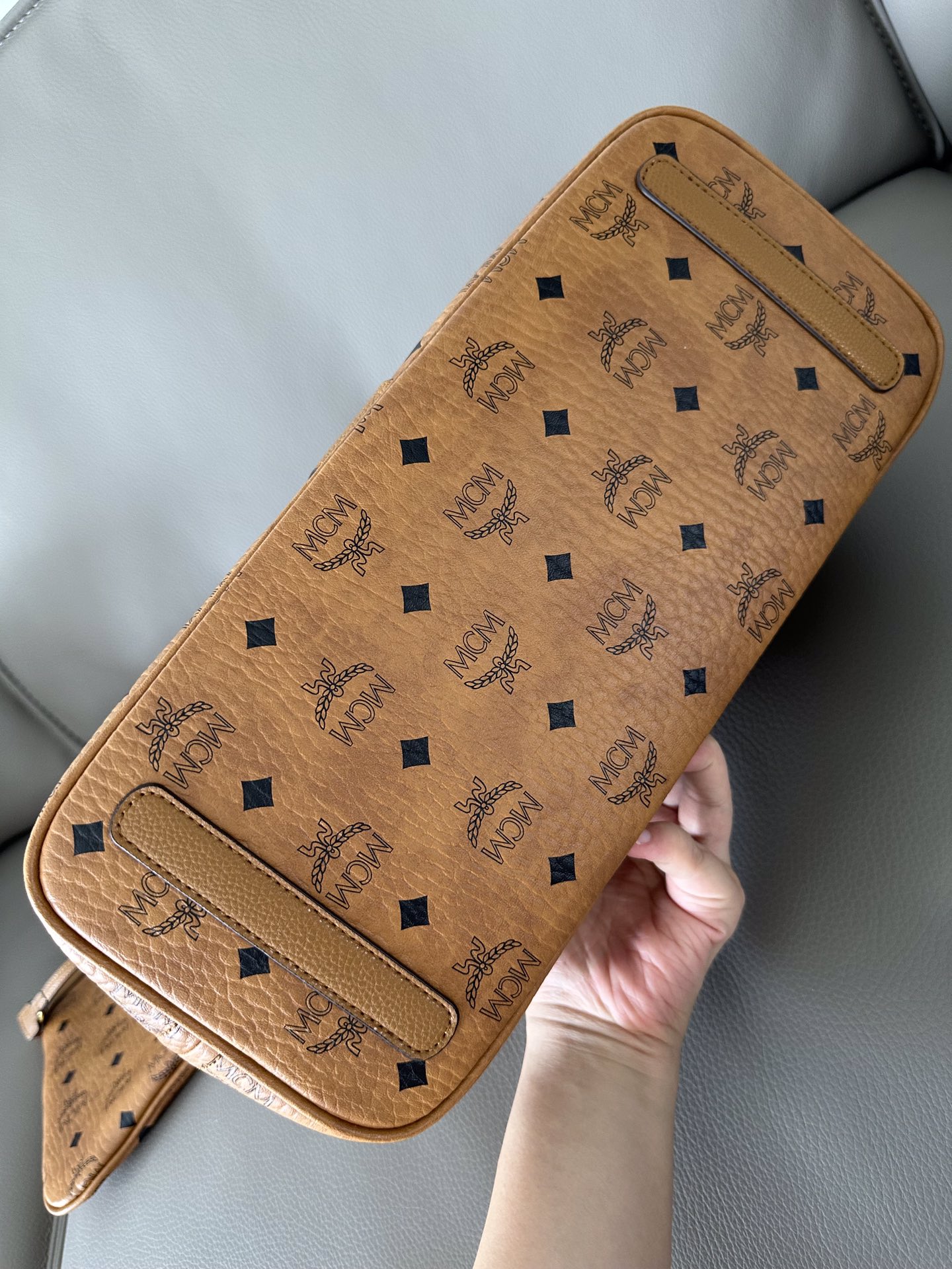 MCM 独家 可翻转至格纹印花衬里的一面使用 侧边抽绳可调节轮廓 并配有可拆卸内袋 顶部皮革双提手