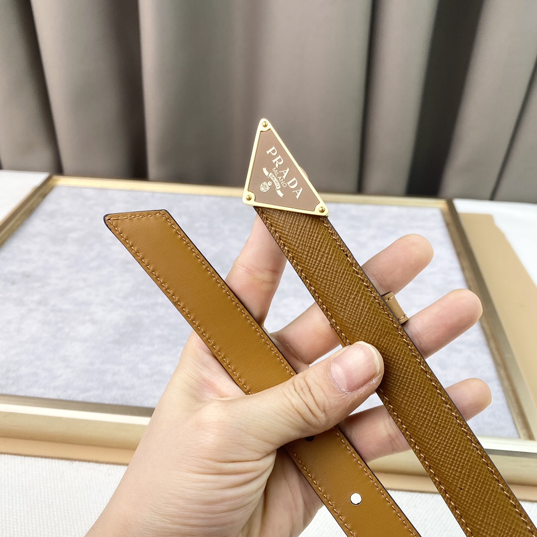 prada这款华美的皮革腰带释放简约