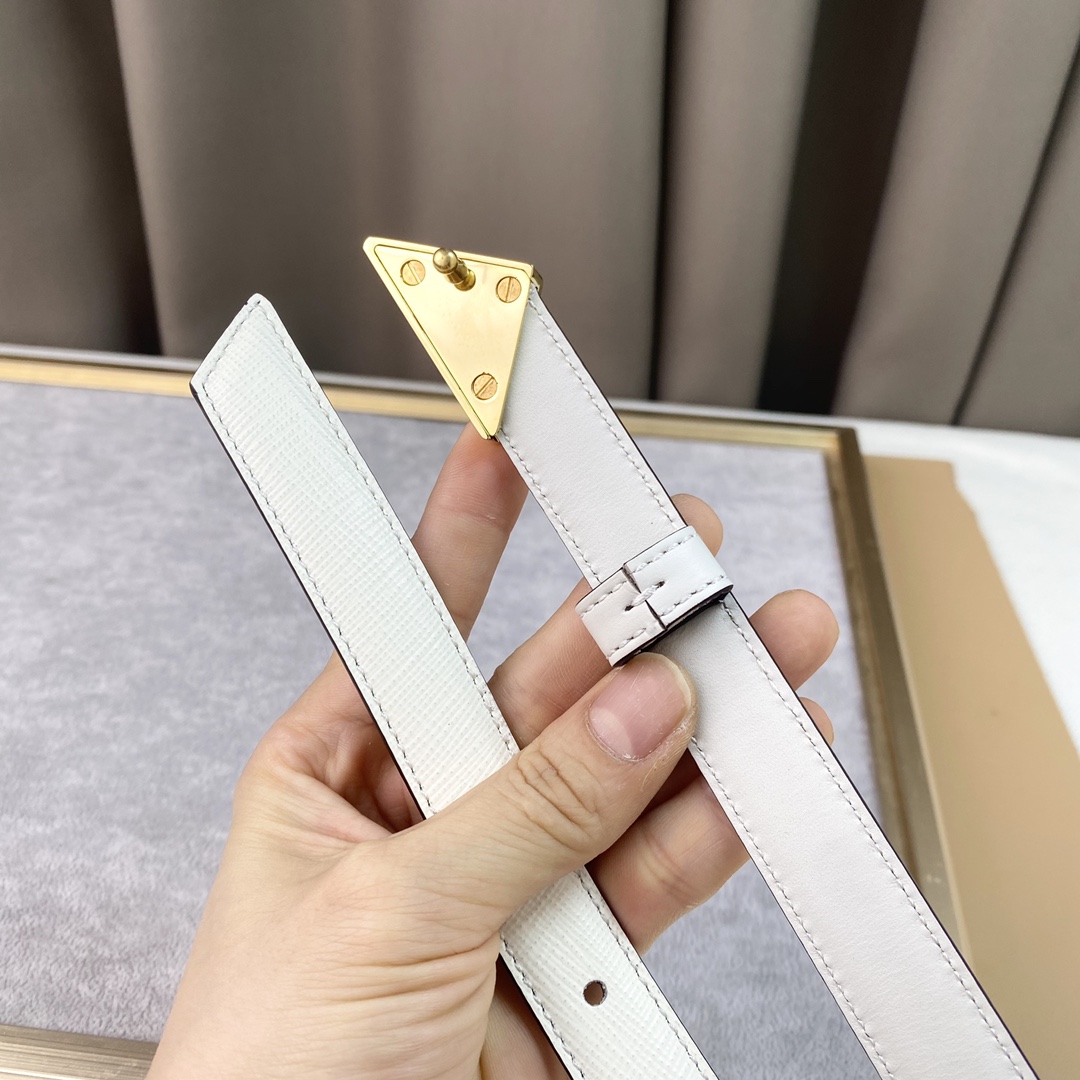 prada这款华美的皮革腰带释放简约