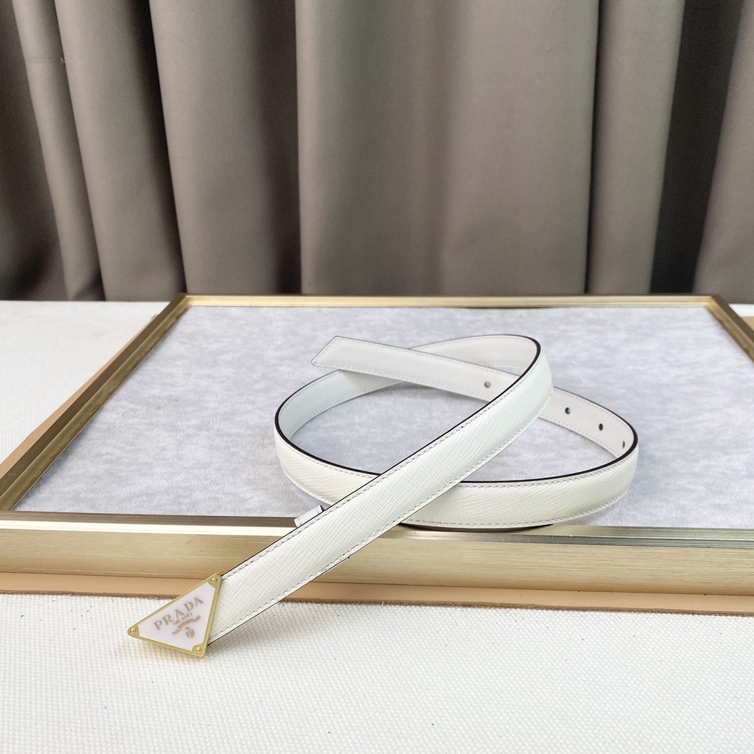 prada这款华美的皮革腰带释放简约