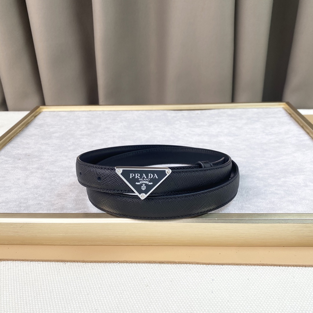 prada这款华美的皮革腰带释放简约