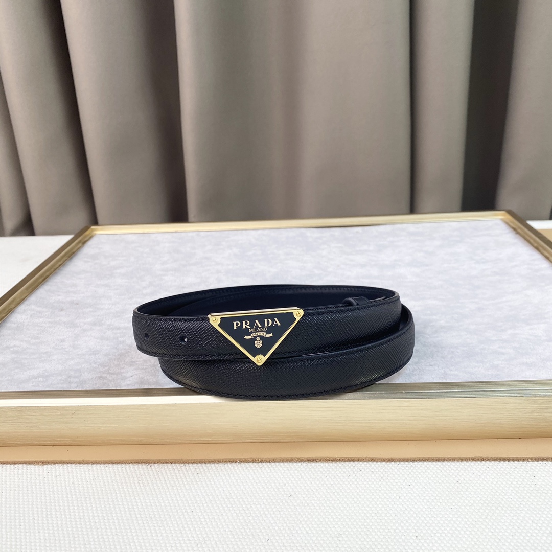 prada这款华美的皮革腰带释放简约