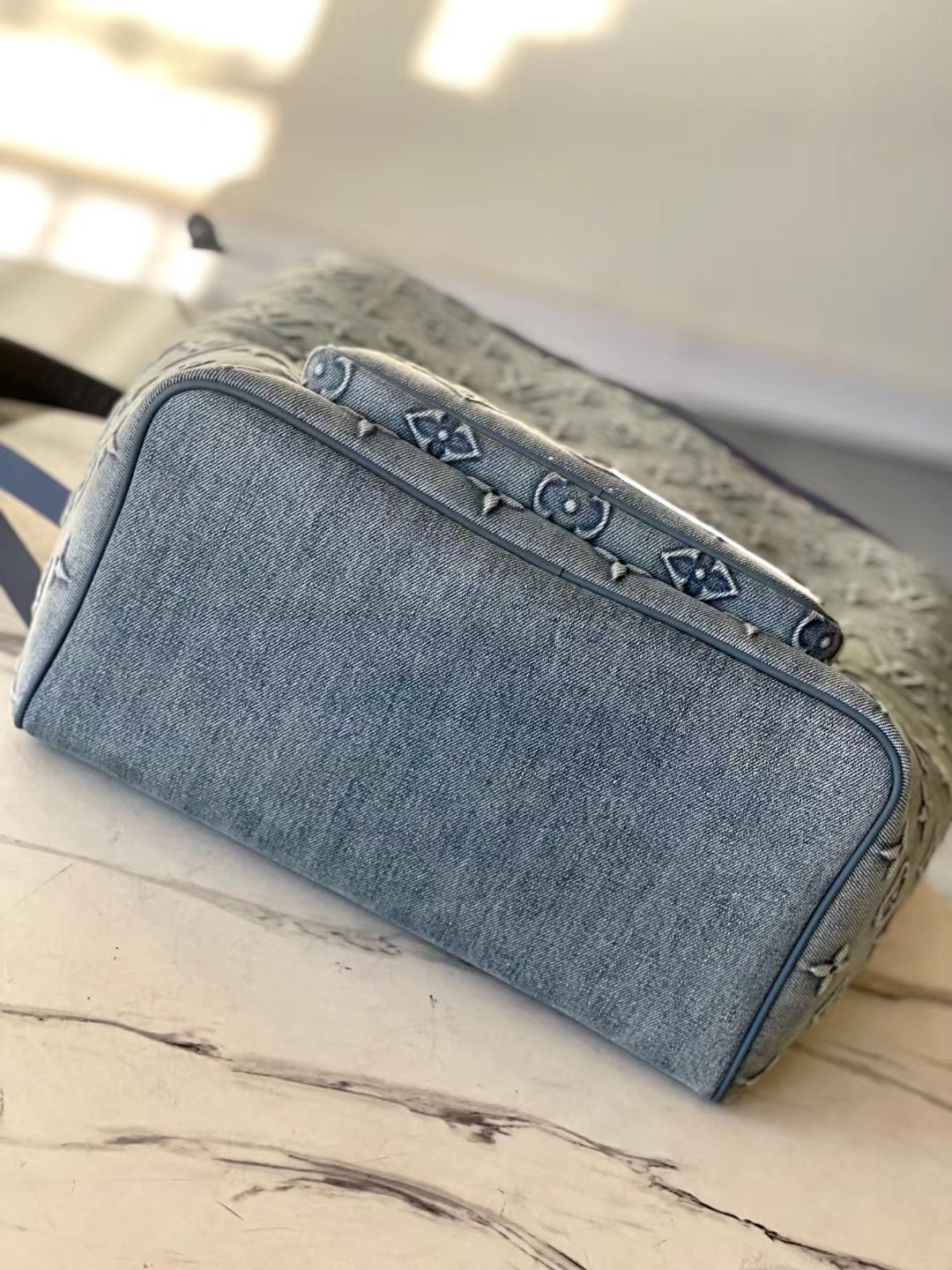海外顶级原单 M22534 牛仔布 最新Montsouris 褪色丹宁布双肩背包,褪色丹宁布Monogram 图案压印,牛仔布面刺绣浮雕 4