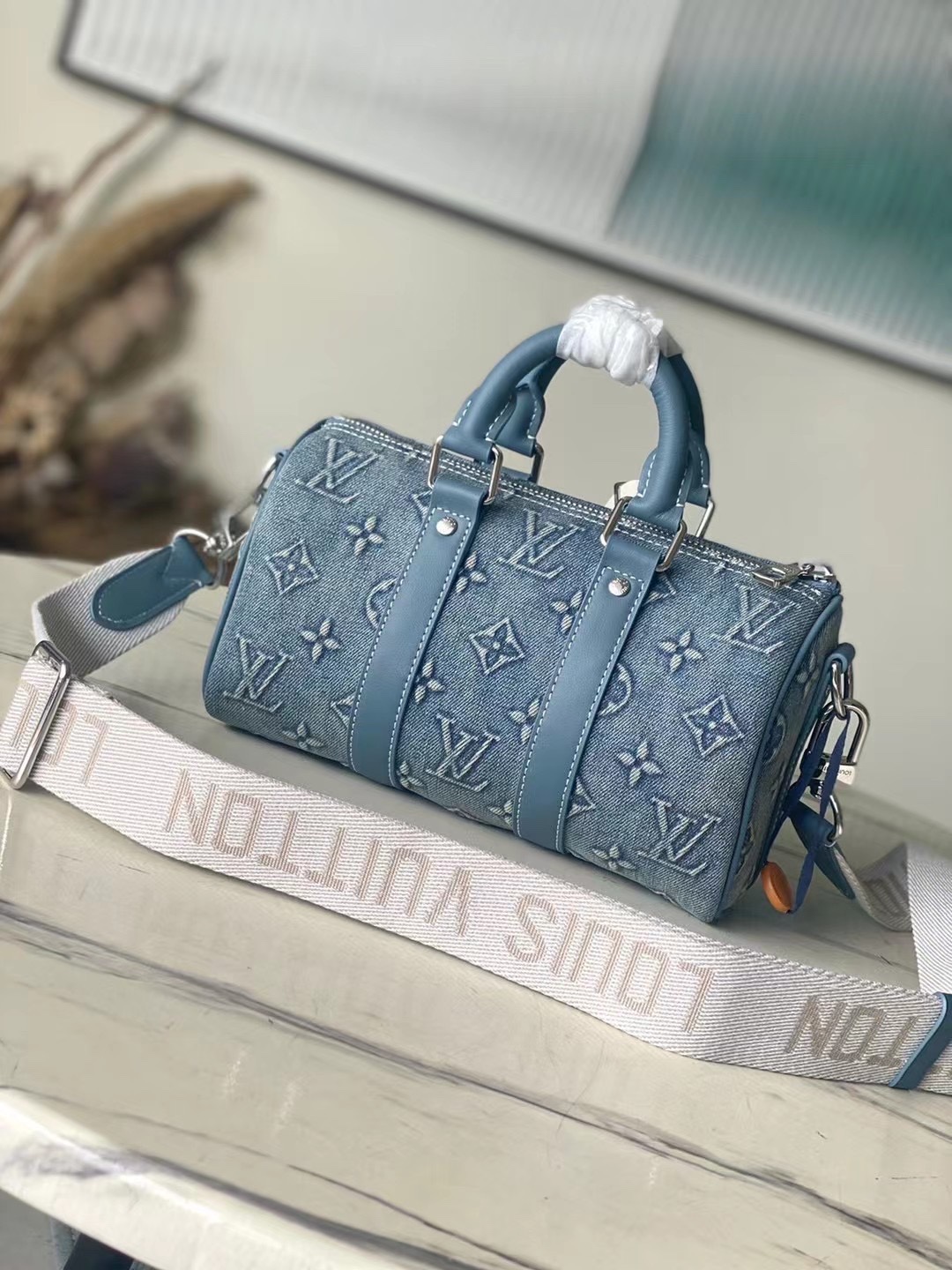 海外顶级原单 M22762 牛仔布 本款 Keepall Bandoulière 25 手袋展现 Monogram Washed Demin 3