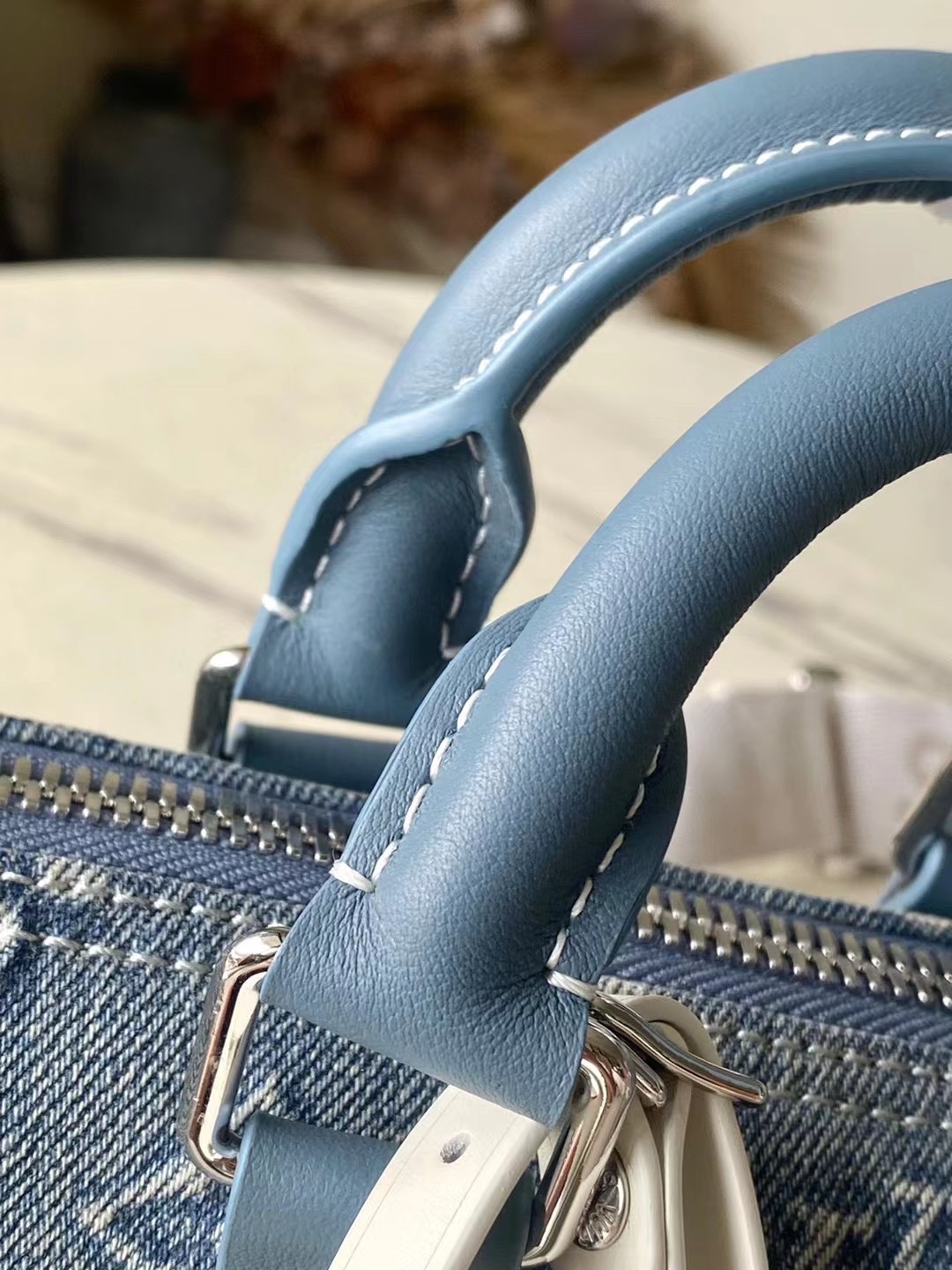 海外顶级原单 M22762 牛仔布 本款 Keepall Bandoulière 25 手袋展现 Monogram Washed Demin 6