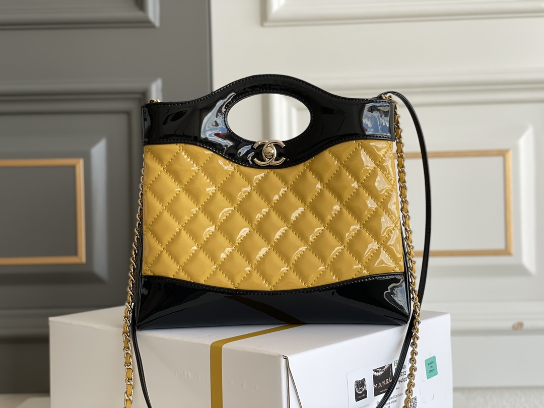 🌼现货 白金版▪️正品级 包装如图𝗖𝗵𝗮𝗻𝗲𝟭 𝟮𝟯𝗔高级手工坊𝟑𝟏𝐛𝐚𝐠 𝐦𝐢𝐧𝐢 黄配黑漆皮31手袋