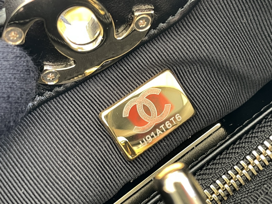 🌼现货 白金版▪️正品级 包装如图𝗖𝗵𝗮𝗻𝗲𝟭 𝟮𝟯𝗔高级手工坊𝟑𝟏𝐛𝐚𝐠 𝐦𝐢𝐧𝐢 黄配黑漆皮31手袋