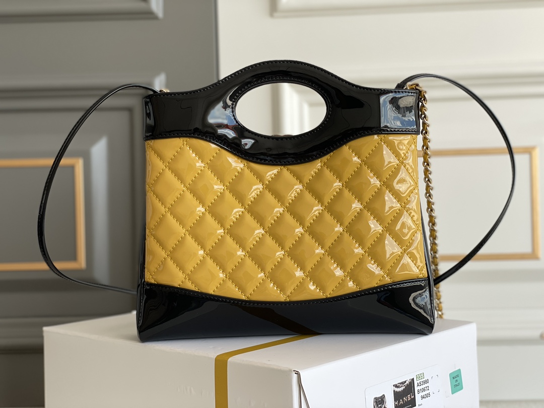 🌼现货 白金版▪️正品级 包装如图𝗖𝗵𝗮𝗻𝗲𝟭 𝟮𝟯𝗔高级手工坊𝟑𝟏𝐛𝐚𝐠 𝐦𝐢𝐧𝐢 黄配黑漆皮31手袋