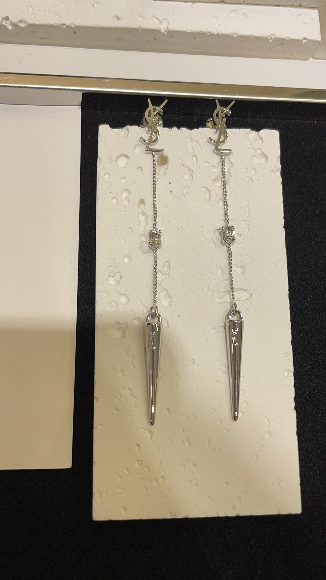 今日新品🆒购入yb
YSL新款字母水滴钻尖头圆锥吊坠链条耳钉
极具金属未来感的尖锥吊坠设计
字母logo和水钻简简单单又很精致
日常穿搭适配度🆙 绝对不会违和夸张哦
购入yb定制 施华洛钻材质