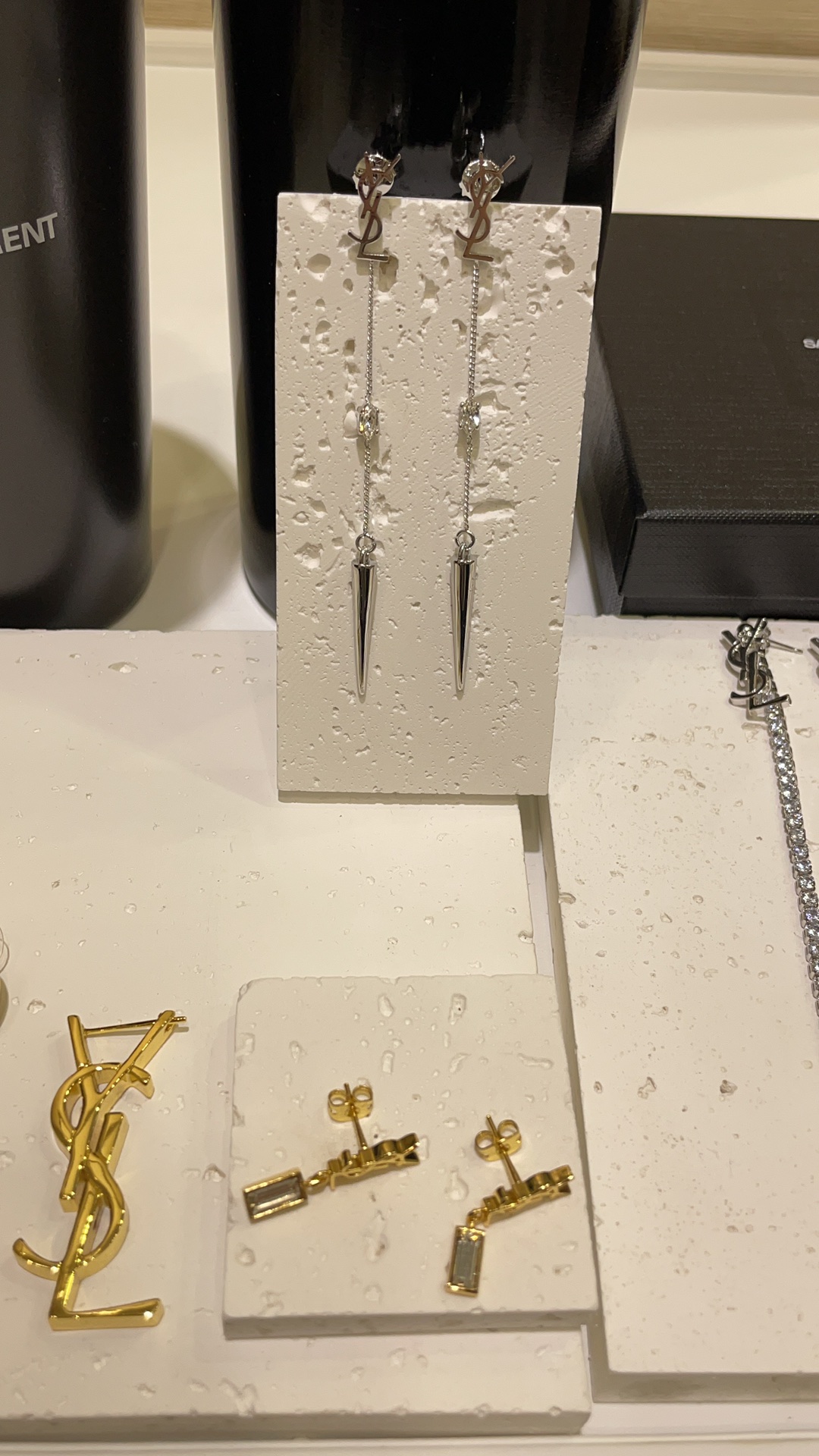 今日新品🆒购入yb
YSL新款字母水滴钻尖头圆锥吊坠链条耳钉
极具金属未来感的尖锥吊坠设计
字母logo和水钻简简单单又很精致
日常穿搭适配度🆙 绝对不会违和夸张哦
购入yb定制 施华洛钻材质
