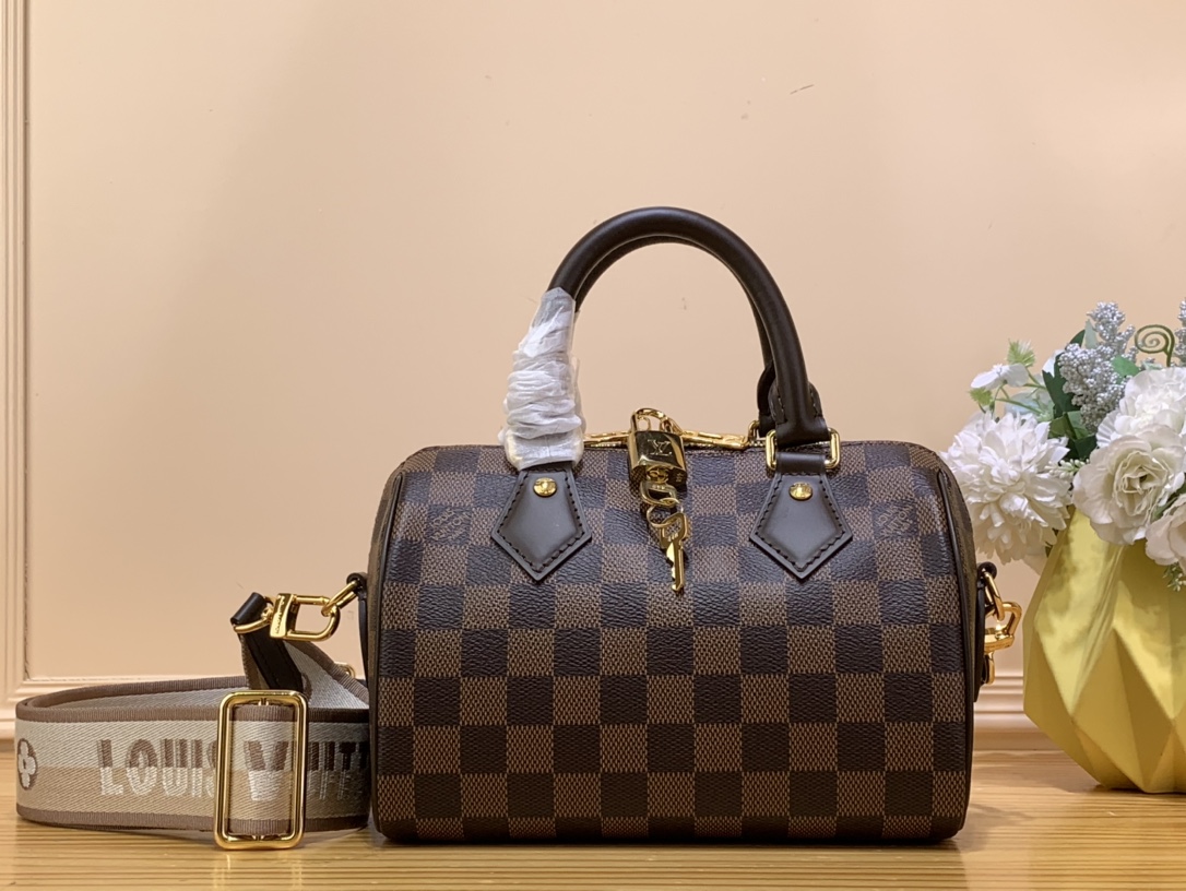 NO:812342,Top original order qSeedy Bandoulière 20 handbag] N40489 46234 Kage (nylon webbing) Seedy Bandoulière  20 tote bag in classic Louis Vuitton charm in Monogram canvas with natural cowhide leather trim and gold-tone hardware. Inspired by the iconic travel bag of the House, its unique shape is decorated with two rolled leather top handles, padlock. The removable strap with seasonal fresh pink and orange accents, signed by Louis Vuitton, allows for shoulder and cross-body wear. Dimensions 20.5 x 13.5 x 12 cm 5816052..,,louis  vuitton,travel bags,cowhide19860909顶级原单qSeedy Bandoulière 20 手袋】N40489 46234 咖格（尼龙织带） Seedy Bandoulière 20手提包采用Monogram帆布的经典路易威登魅力,配有天然牛皮皮革装饰和金色五金件.受众议院标志性旅行包的启发,其独特的形状装饰着两个卷皮革顶部手柄,挂锁.带有季节性新鲜粉红色和橙色口音的可拆卸表带,由路易威登签名,可实现肩部和斜挎佩戴. 尺寸20.5 x 13.5 x 12厘米 5816052..,,louis vuitton,travel bags,cowhide,Bag