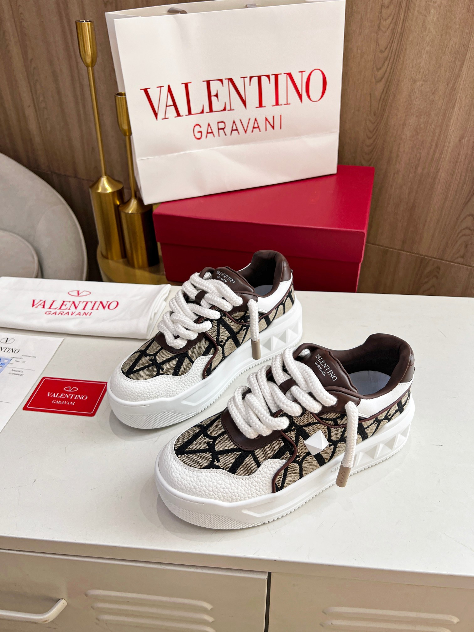 P330🔺Valentino🔺华伦天奴 新款休闲鞋2023最新款 走秀情侣爆款 粗鞋带 休闲鞋 ，Elsa Hosk张艺兴 关晓彤等众多明星同款 🔥 pink pp系列芭比粉被eanor Hosk 穿出了不一样的随性和时髦 阿那亚大秀可谓是刷爆了时尚圈！鞋面全油边+鞋身丝印+3D打印相结合完美👍 独家开模TPU大底 全套包装 码数35—45（女款41.男款38定做）