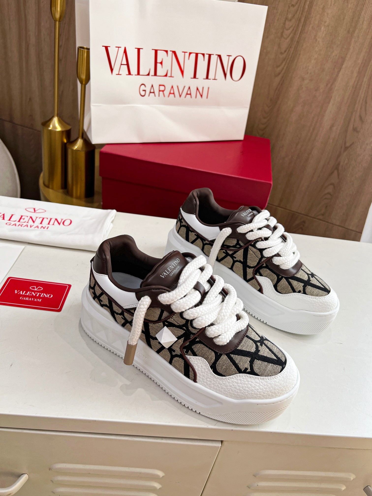 P330🔺Valentino🔺华伦天奴 新款休闲鞋2023最新款 走秀情侣爆款 粗鞋带 休闲鞋 ，Elsa Hosk张艺兴 关晓彤等众多明星同款 🔥 pink pp系列芭比粉被eanor Hosk 穿出了不一样的随性和时髦 阿那亚大秀可谓是刷爆了时尚圈！鞋面全油边+鞋身丝印+3D打印相结合完美👍 独家开模TPU大底 全套包装 码数35—45（女款41.男款38定做）