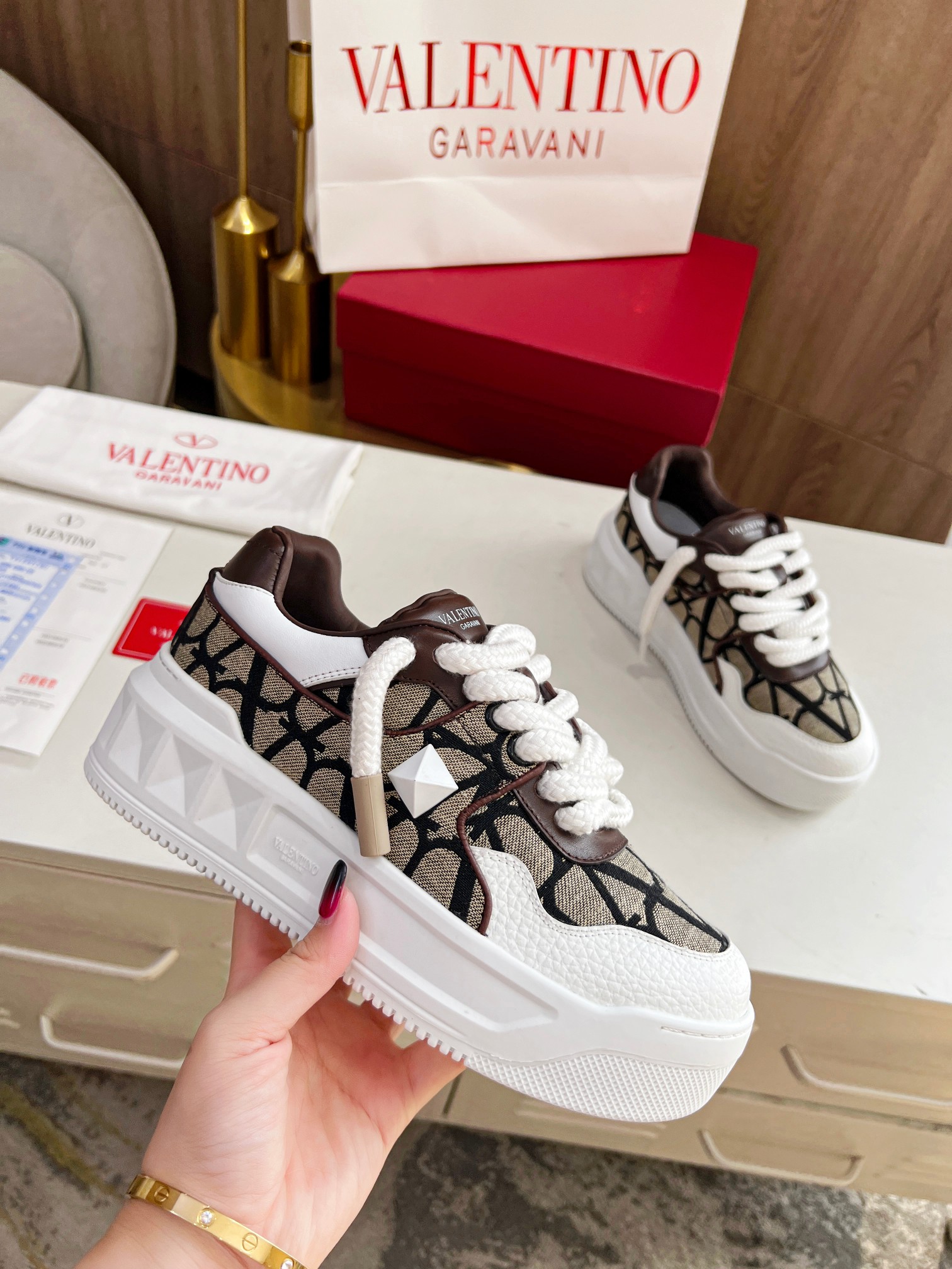 P330🔺Valentino🔺华伦天奴 新款休闲鞋2023最新款 走秀情侣爆款 粗鞋带 休闲鞋 ，Elsa Hosk张艺兴 关晓彤等众多明星同款 🔥 pink pp系列芭比粉被eanor Hosk 穿出了不一样的随性和时髦 阿那亚大秀可谓是刷爆了时尚圈！鞋面全油边+鞋身丝印+3D打印相结合完美👍 独家开模TPU大底 全套包装 码数35—45（女款41.男款38定做）