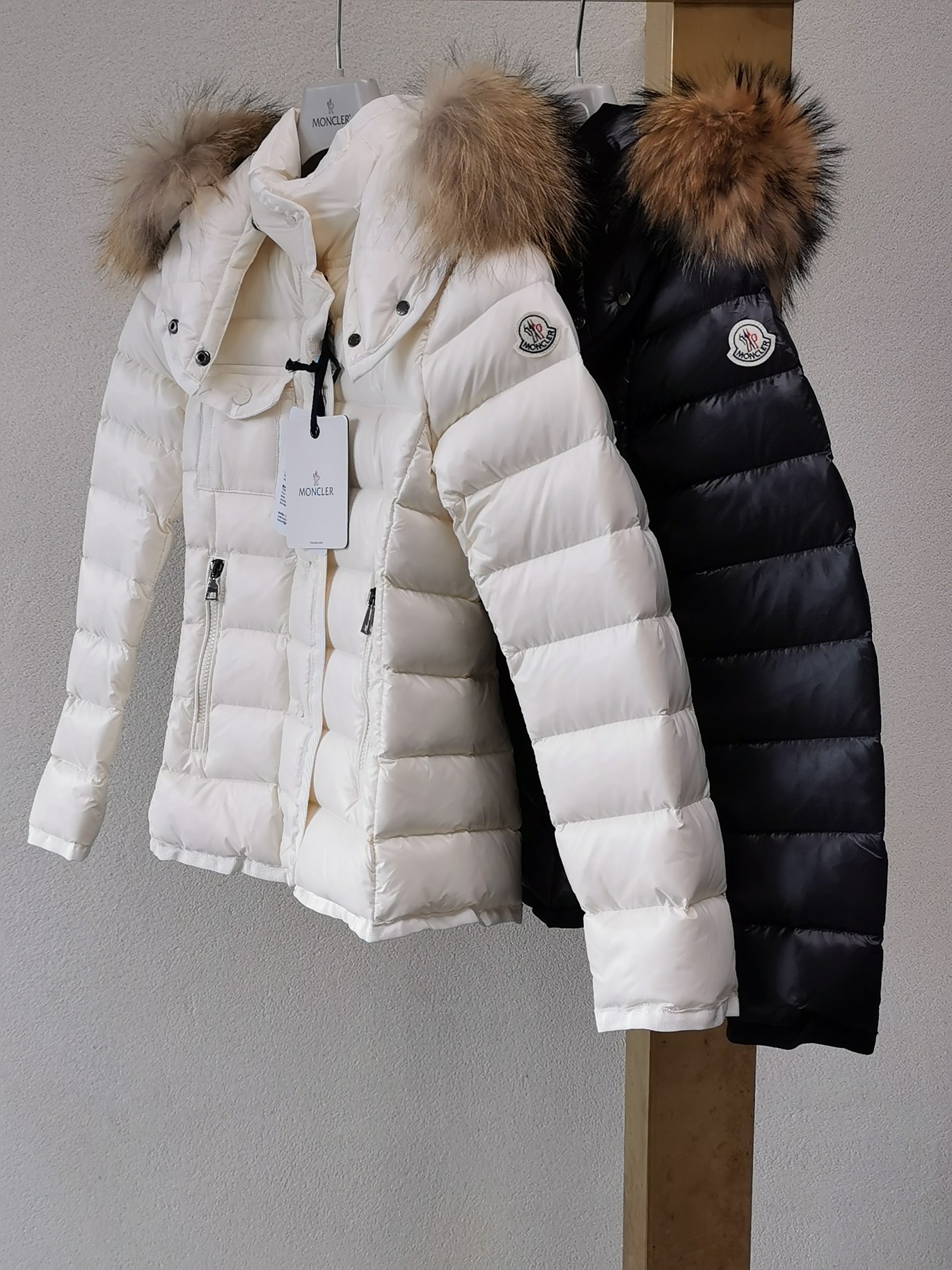 جودة العداد
 Moncler ملابس سترة أسفل أسود . أبيض Aaa00220